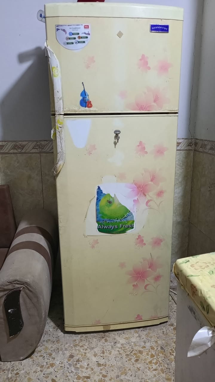 ثلاجه للبيع لفريز شغال بس جوه  لا سعره 95 وبي مجال للستفسار ‏‪***********‬‏
