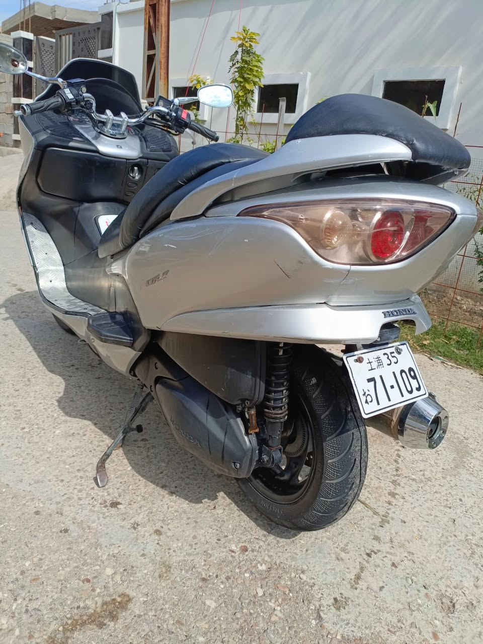 السلام عليكم 
دراجه فورزه 09

دراجه حلوه ناعمه بشكل 

دوسات نيكل 

سماعات بيها 

ستان حساس 

كلوب جنطه 

مري نيكل 

رون واحد ونص عدل دراجه ماشيه ٦٠ حقيقي دراجه مامتعوبه 
نضيفه كفراتها نضافتهن ٩٠ بل ١٠٠ كرستال تخم تاير 
سعر ١٣٠٠ وبيها مجال بسيط ***********
