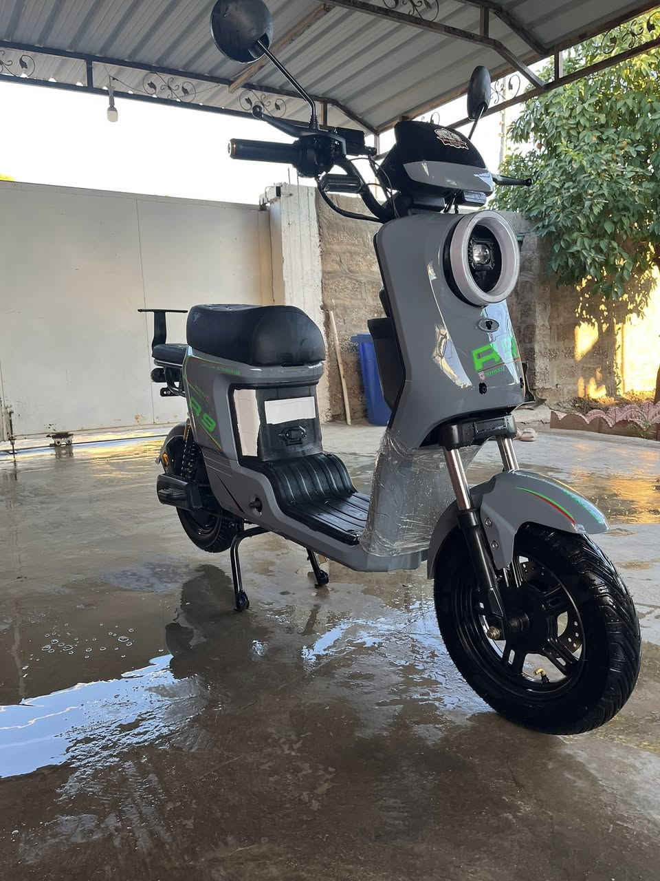 دراجة شحن R9 2026  نضافه فول و مستخدم تقريبا 3 اشهر 5 بطاريات 32 امبير ما بيه اي عيب و غراضها كامل شاحنة سلة بايدرات السعر 500 الف وبيه مجال و العنوان كركوك قرية بلاوه للتواصل و الاستفسار رقم الهاتف *********** واتساب ايضاً
