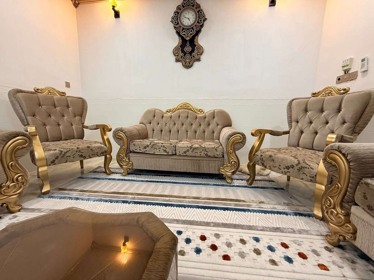 السلام عليكم
تخم تركي 10 مقعد مع طبله وسطيه

نظافة 95 ‎%‎

مكاني تكريت حي القادسيه 

للاستفسار ***********
