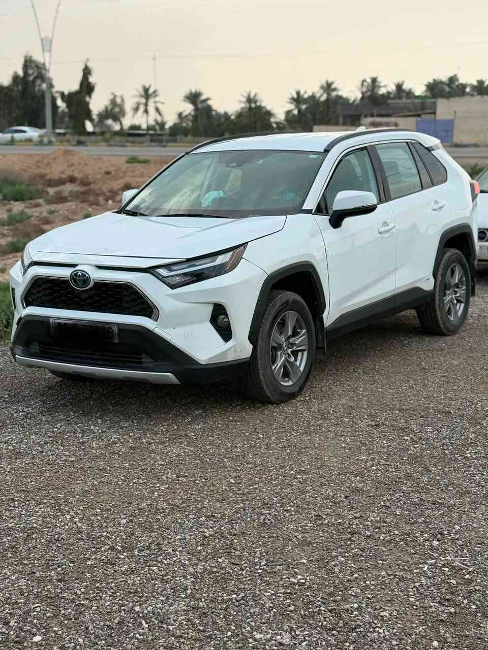 للبيع راف فور موديل 2023 هايبرد
رقم بغداد

* محرك بنزين 2.4 لتر، 4 سلندر.

* نظام هايبرد من تويوتا.

* القوة الإجمالية: 219 حصان.

* ناقل حركة eCVT.

* دفع رباعي إلكتروني AWD

استهلاك الوقود

* معدل استهلاك ممتاز يقارب 5.8–6.0 لتر/100 كم (حوالي 16–17 كم/لتر حسب القيادة والطريق).  

التجهيزات الخارجية

* مصابيح LED أمامية.

* اشاير في المري

* كاميرا خلفية.  

التجهيزات الداخلية

* شاشة لمس 8 إنش.

* دعم Apple CarPlay وAndroid Auto.

* بلوتوث.

* مكيف أوتوماتيك.

* تشغيل بالمفتاح (في نسخة LE )

أنظمة السلامة

* نظام الفرملة التلقائية قبل الاصطدام.

* مثبت سرعة راداري.

* المحافظة على المسار.

* تنبيه مغادرة المسار 

*يوجد ثلاثة انظمة للسياقة سبورت وعادي واقتصادي 

بعد هواي بيها مواصفات 

حادثها امامي بسيط كلش الايرباك سليم كلة بدون دواخل بدون الغود شاصي سليم
السيارة ماشية 61
السعر 210

للاتصال ***********
