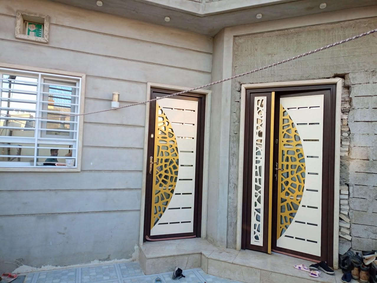 السلام عليكم الدار معروض للبيع 
المساحة ٢١٠ ركن شروق 

يتكون من طابقين 
الاول غرفتين نوم + استقبال + مطبخ حار ووبارد + هول عدد ٢ + مشمتلات + مخزن + منور + ترك خلفي 

الطابق الثاني ٣ غرف هوم + هول + مشملات + سطح ناصي + بيتونة  وسطح عالي 

ملاحظة الطابق غرفة نوم + مشملات كاملين والباقي هيكل مأسس كهرب كامل 

📍 الموقع حي الملايين الثانية قرب جامع الانفال 

قرار ٢٥. بي وصل بلدية 

للتواصل مع صاحب الدار 

***********
