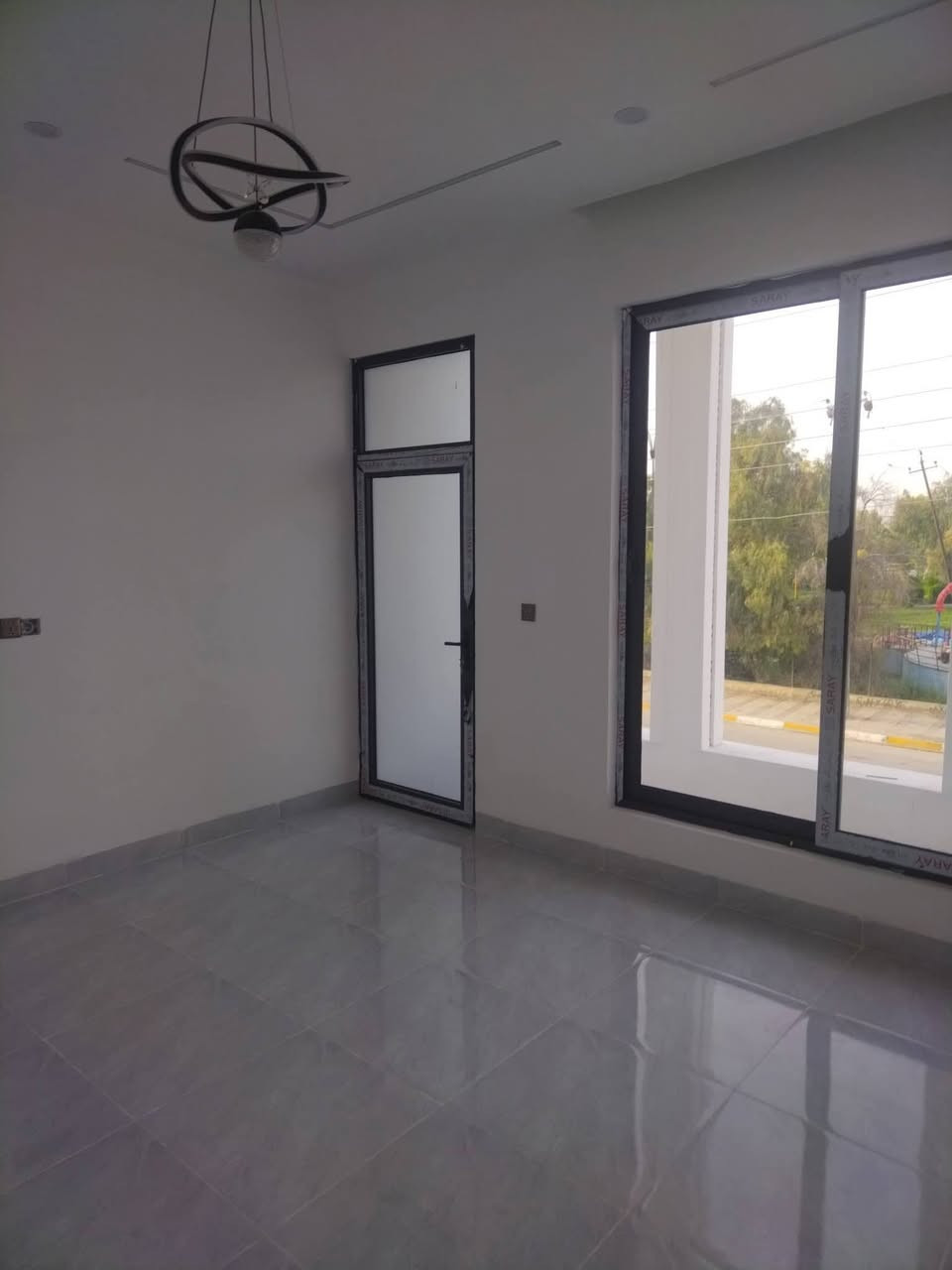 دار 100متر طول للبيع طابو حي اسرئ على  شارع 20متر وساحه ومتنزه قرب مدرسه صينيه من جهة دوميز طابق ونص فول  بعده صفر نظام دكتات ومغربي وكامرات سعر ١١٧ مع مجال اتصال على ***********
