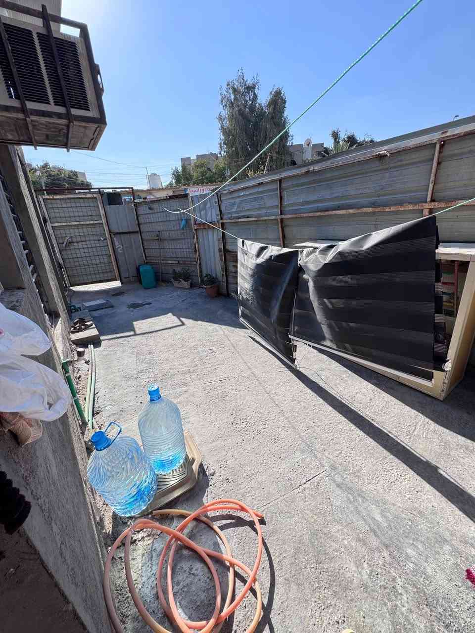 السلام عليكم من رخصة الادمن المحترم
بيت للبيع تجاوز في أعلام السيدية مجمع 6 قرب مدينه اللعاب الكرخ مجاور مدرسة نهاوند 

المساحة 120متر البيت حالياً ساكنين بي يتكون البيت من

استقبال+مطبخ+صالة كبيرة+غرفة نوم كبيرة+صحيات داخلية وخارجية+ترك+گراج

للاستفسار الاتصال على الرقم التالي *********** أبو حيدر
