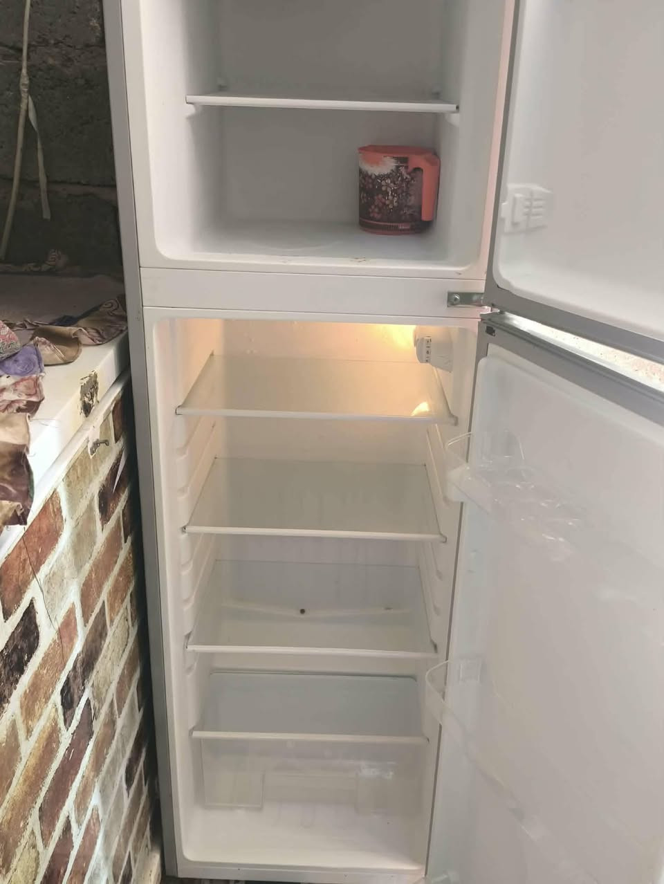 ثلاجه للبيع نضيفه سعر 200 مكانه فلوجه بعلوان اي استفسار اتصل عل رقم  ***********
