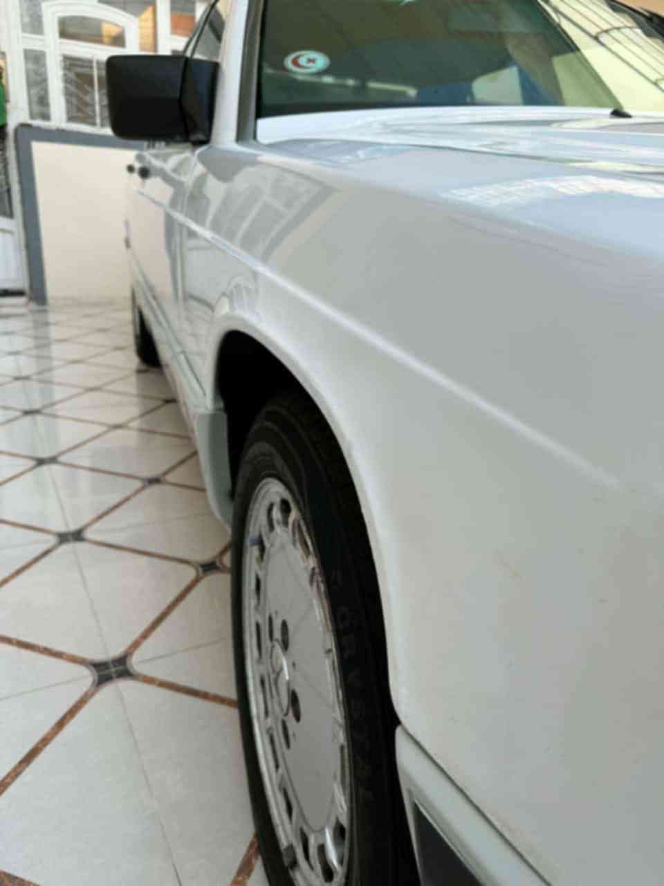 السلام عليكم 
للبيع مرسيدس طيارين 190E موديل 1991 وارد يابان لون ابيض فول مواصفات جام كهرباء ايرباك ستيرن دوسات نيكل غرفه السياره جدا نضيفه وبلاديه محرك وكير ونجي تحوير مضبوط تبريد ثلج سبير شركه عده اسعافات رقم اربيل 
السياره سيرفس كامل وكلشي بيها شغال وجديد 
السعر 63  $
للاستفسار ***********
