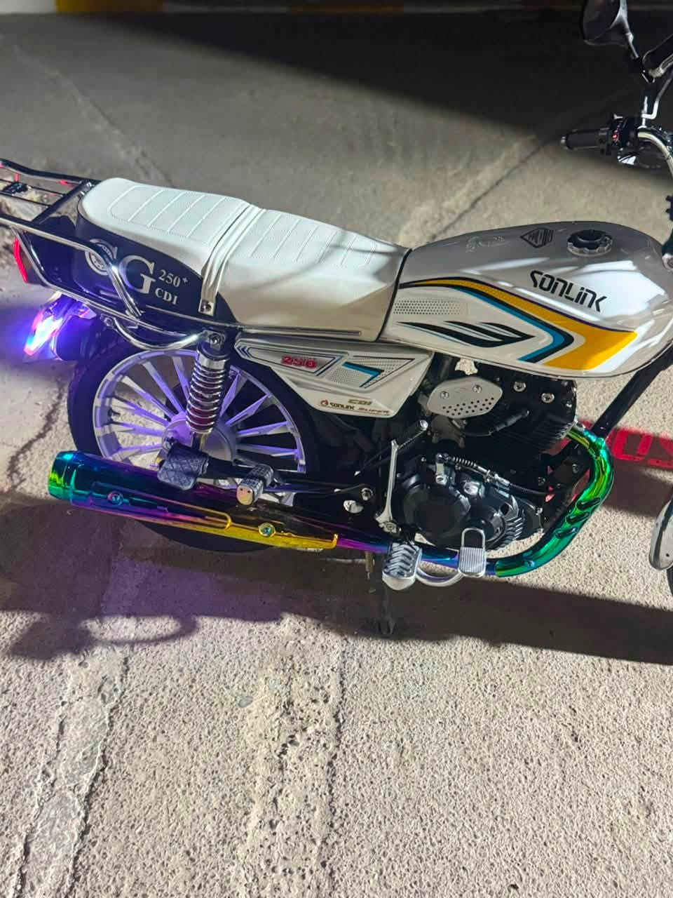 سلام عليكم للبيع أيراني دراجه جديده كفاله عامه محرك 250CC  صالنصه رياضي دراجه ماخذهه مليون و250  بس هسه أريد أبيعهه بصمتين وسويجين اوراقهه كامله مكاني بغداد شراي يتصل ***********
