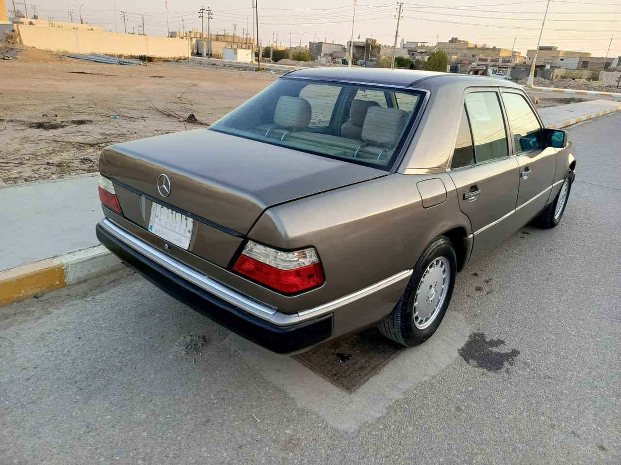 السلام عليكم 
مارسدس دب للبيع 
موديل 1990 
رقم بغداد مشروع وطني 
سنويه 2026 
مكينه وكير بطه 2500 جديدة 
حدادية أمامي وخلفي جديدة 
تبريد شغال 
سنتر لوك ريمونت 
اريل كهرباء 
جام كهرباء 
كهربائيات كله شغاله 
مصبوغه عام بدون حادث 
تحويل مباشر 
السعر  55 بيه مجال بسيط 
*********** واتساب
