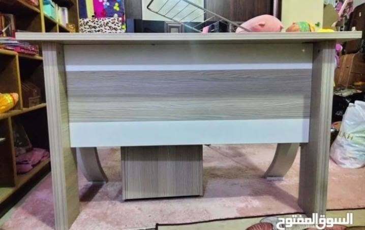 السلام عليكم
ميز مكتبي نظيف جدا
قياس120*60
السعر 125 مكاني المشتل شارع المطبك 
***********
