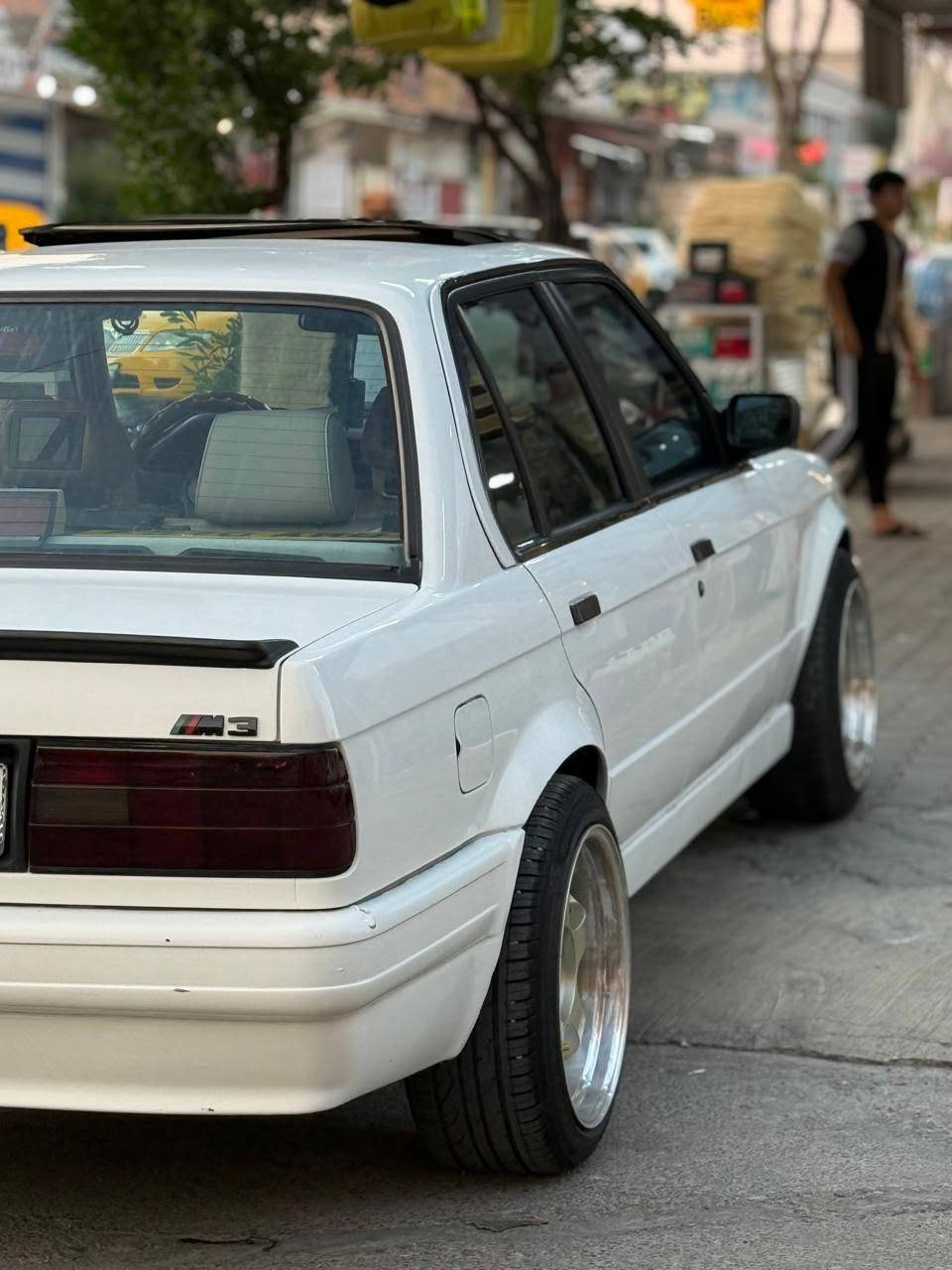 سلام عليكم BMW للبيع سيارة على وضع شركة كلشي عل بلاد  صدر جديد تايرات جديد كير محرك بشرط  كهربائيات كلة شغال موديل ١٩٨٩ تبريد ثلج بدون أي عيب حماوة نص ثابة سيارة باسمي شرط تحويل    سنوية جديد بطاقة بانزين موجود  عنوان كركوك *********** سعر ٦٠ ورقة وبي مجال كركوك, العراق
