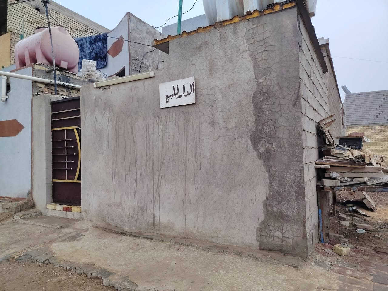 السلام عليكم بيت للبيع مساحه 100متر 
الواجهة 5 والنزال 20 جنس الارض سند 25 طابو زراعي 

يحتوي على استقبال وصاله ومنور وغرفه نوم   
سقف سندويچ 
للستفسار هـــ ***********
