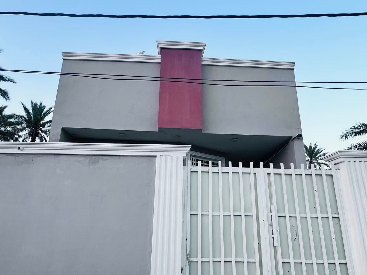 سلام عليكم بيت للبيع مساحته 140متر طابو زراعي سند 25
 
ابسمه شخصينا بناء حديث وكامل درجة اولى  من صاله ومطبخ وكلدور وغرف نوم كافت خدمات موجوده من ماء وكهرباء وشارعه عرضه 8متر
مكانه حلوه وامرتب
خلف تجاري مال شارع 100
لاستفسار اكثىر او مراجعت مكتب بهاء الجشعمي اللعقار العنوان حله شارع 100قرب جسر المشاه 
او
الاتصال على الرقم التالي 
***********
