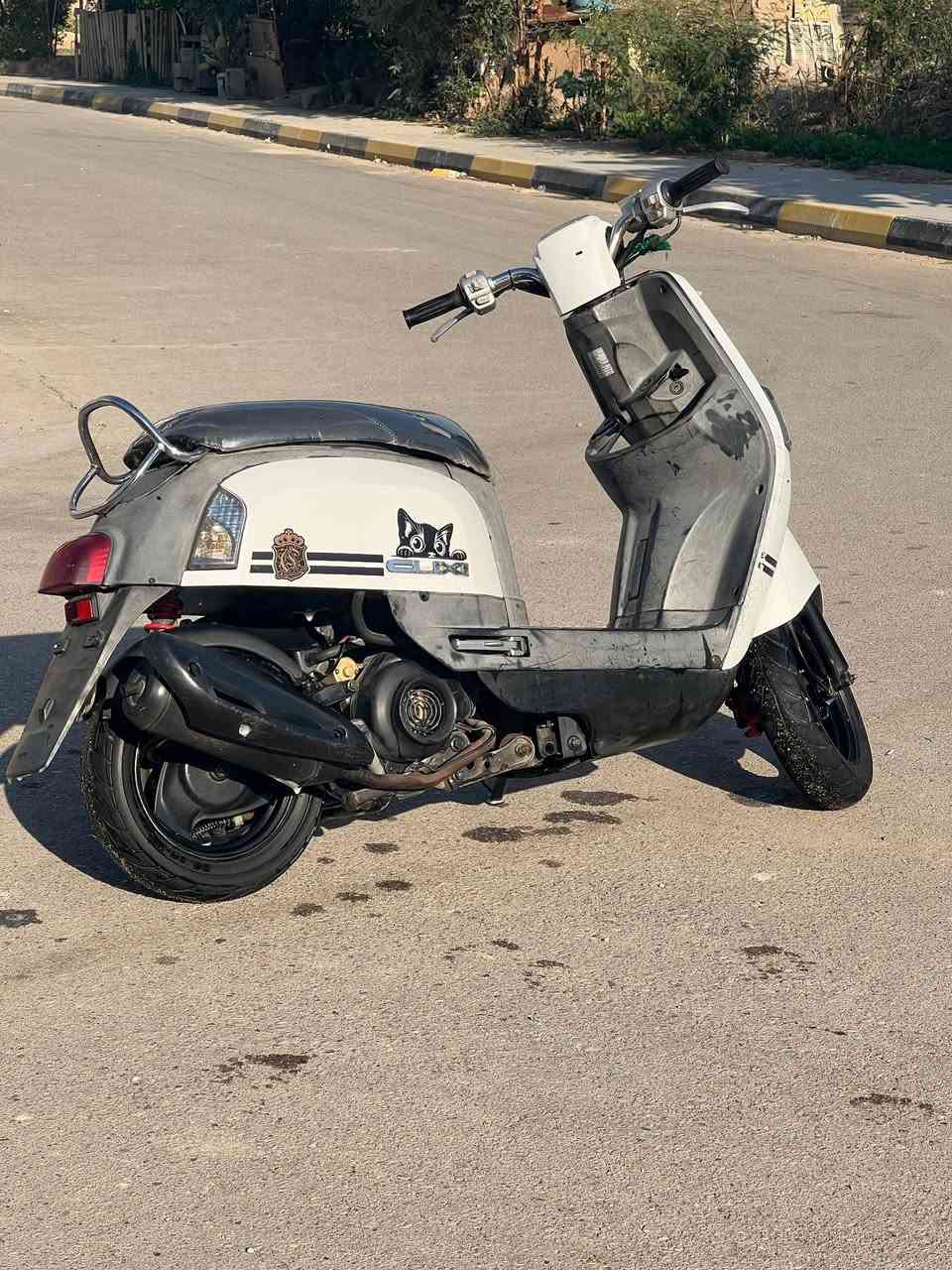 السلام عليكم
ماكس بوليس 

مكينه 49 بلاديه ناعمه مامفتوحه دراجه كامله خير من الله 

كفرات ختم واحد ويه المكينه 

مكاني واسط عزيزيه 

السعر: 700 وبيها مجال قليل 

للاتصال: ***********
