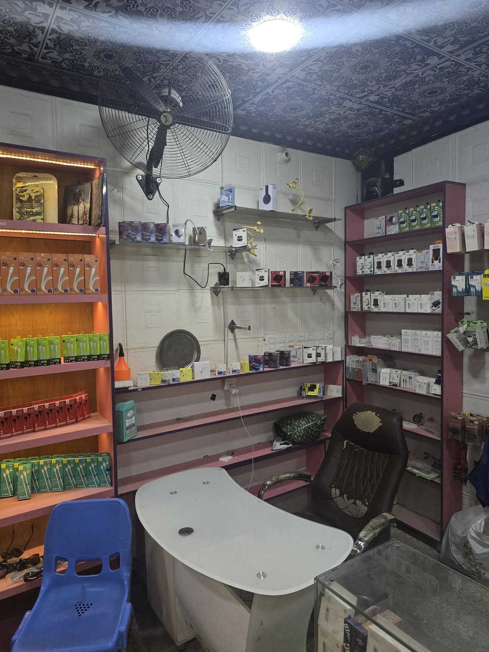 محل مبايلات للبيع معه كافة ملحقاته عنوانه كوفه شارع سهله مقابل مستشفى العراق التخصصي لأستفسار ***********وتساب
