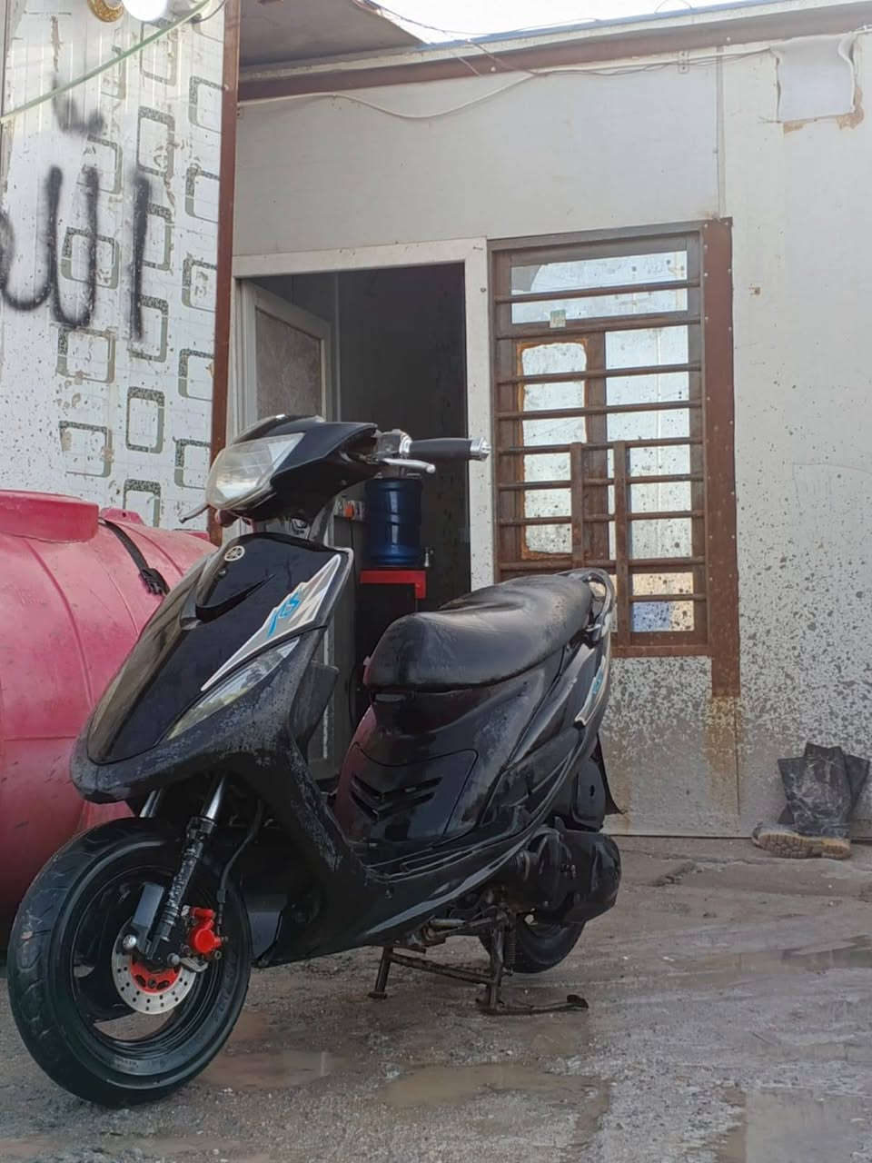 السلام عليكم 
الدراجه صارله 3اشهر من نازله رمبه وكيل أوراقه موجوده كلشي شغالي تعال شغل وروح الدراجه كله ختم واحد السعر 850او مراوس ب مامس لو بوليس العنوان البصره التنومه  رقمي ***********
