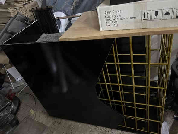 ميز كاشير محلات اخو الجديد 
١٢٠*٥٠ 
بغداد حي الجامعة 
***********
