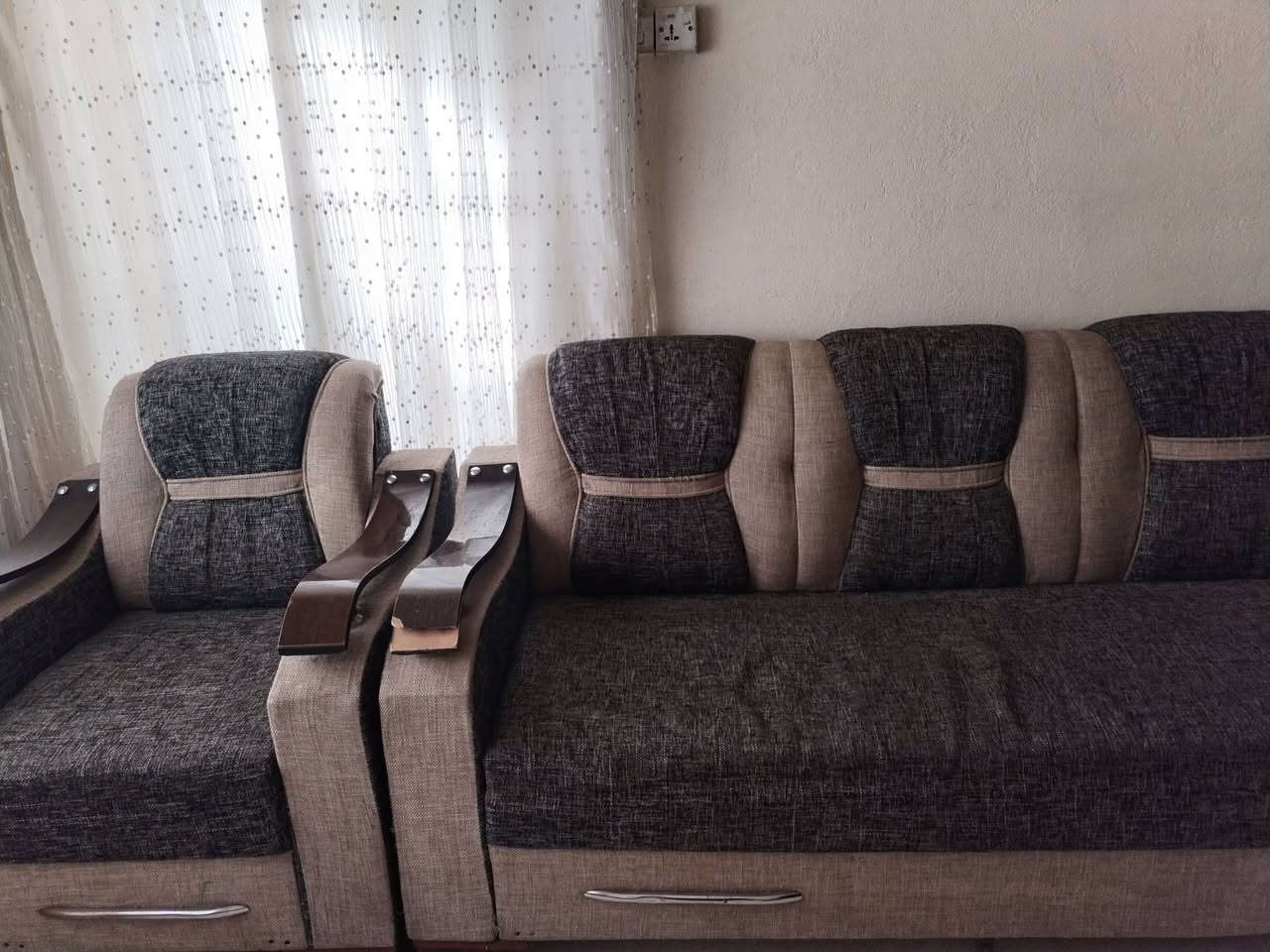 سلام عليكم
تخم نضيف جدا فقط بي كسر بسيط باليده مثل ماموجود بالصوره السعر ٢٠٠ يتكون من قطعتين كبار وقطعتين صغار وقطعه وسط
مكلفه بالنشر


**إذا كنت صاحب هذا الإعلان وتريد حذفه لأي سبب، رجاءا أرسل رسالة إلى الدعم الفني**