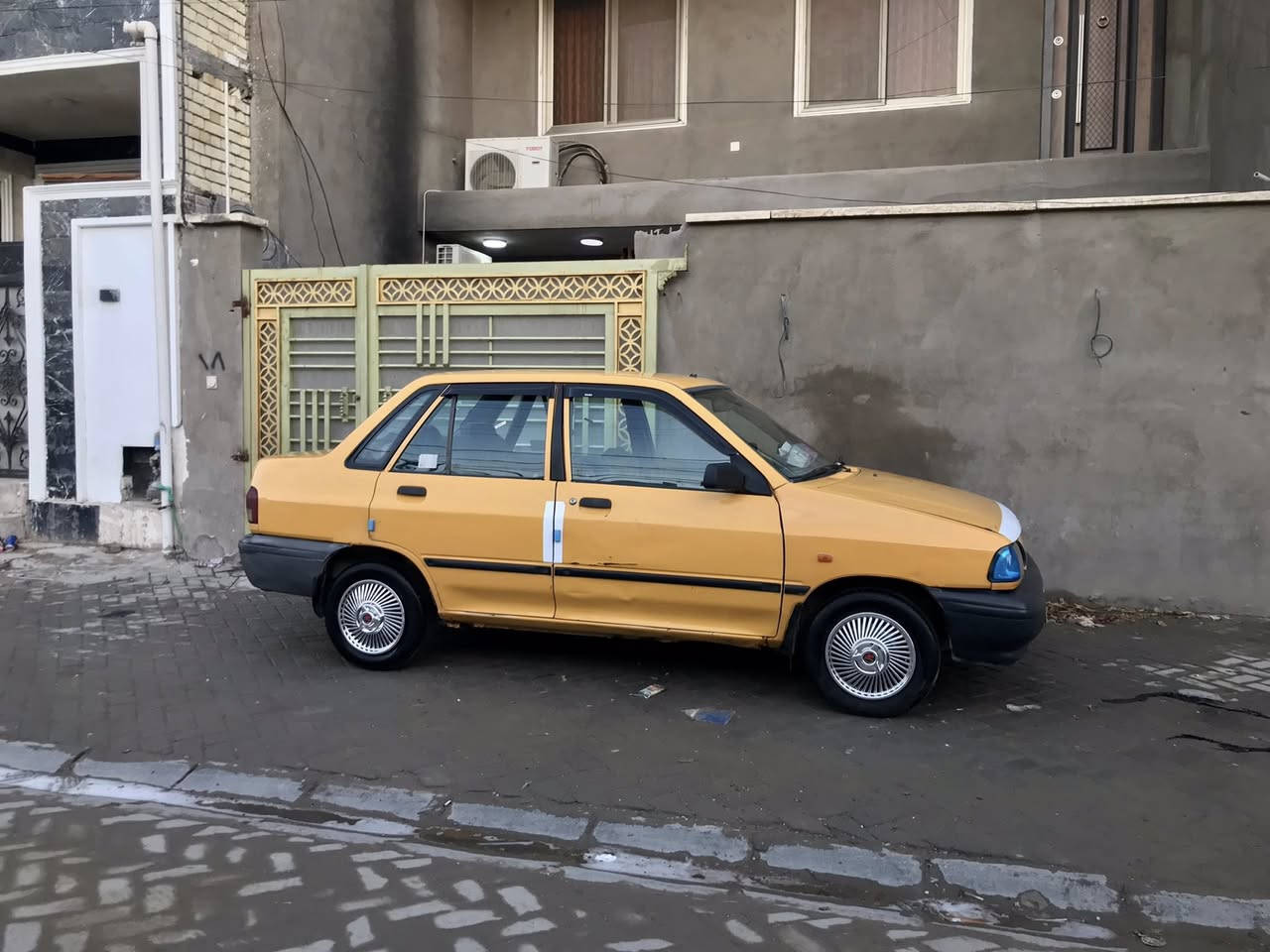 السلام عليكم للبيع سايبه موديل 2014 
السياره مكفوله من العيب الشرعي ومابيها لا ضربه ولا صبغ فقط معجون بالجاملغ الخلفي على كد 4 اصابع قليل جدا وممبين اثر طخه 
السياره جاهزه من ايدك للشارع جواها تخم تاير فيتنامي اصلي مصالي سبوعين من شاده 
مكينه خير من الله لا تدخن ولا تبخر كير كلشي مابي 
شواصي سليمه قواعد الدبل اربعتهن بلاد 
السياره نضيفه وكاعده وصفاحها موس وسعرها جداً مناسب ماكو هيج نضافه بهيج سعر بس حتاجيت جم فلس واريد ابيعها 
السياره عليها غرامات ثنين انته تاخذها مصفره مني
السعر 29 
المكان بغداد كريعات 
للاستفسار رقمي *********** وبي واتساب
