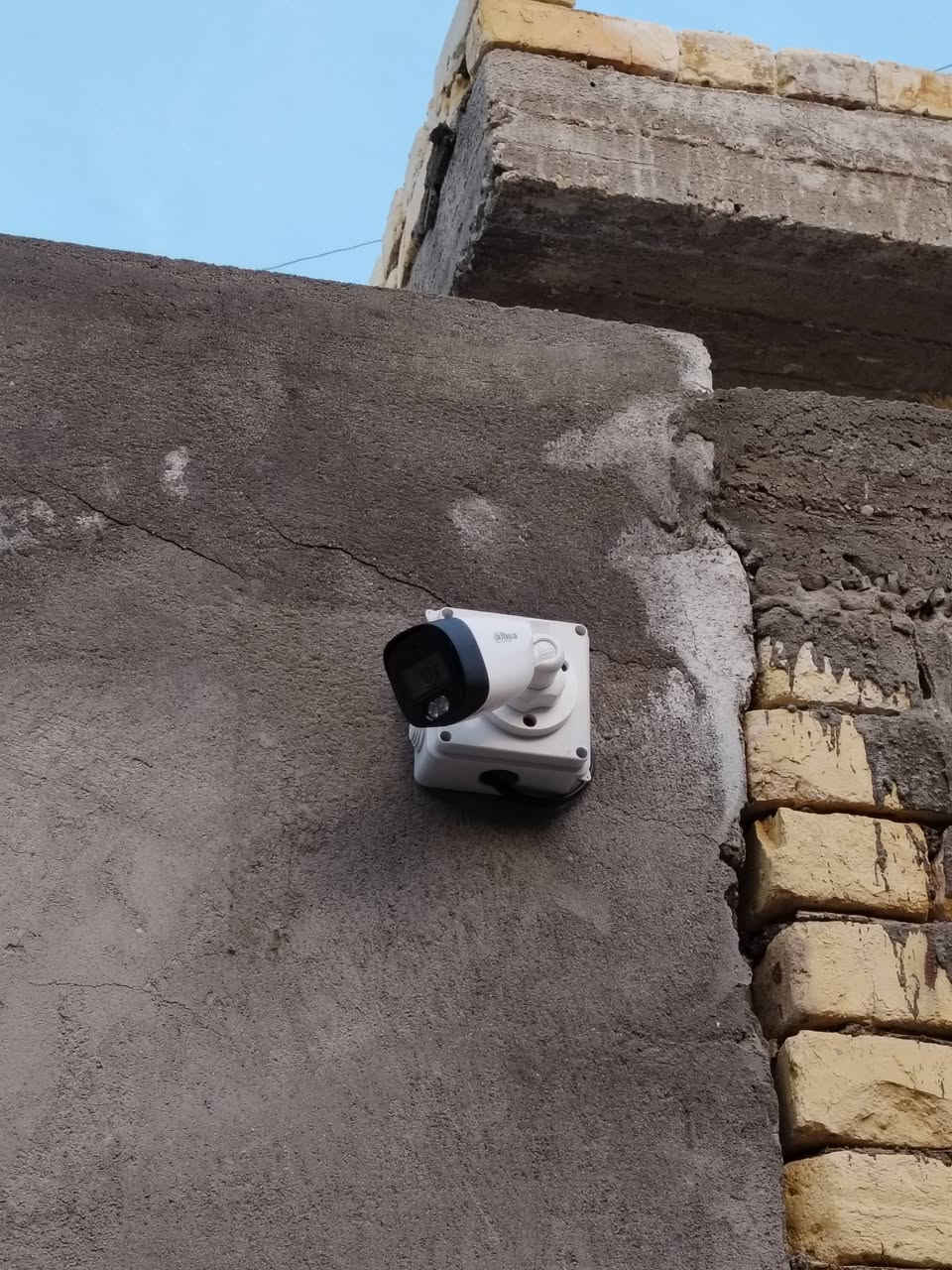 موقع عمل رقم 079
♦️تم تأمين احد المنازل في الناصرية / سدينارية 
♦️بمنظومة كاميرات مراقبة  عدد (4)  
                           🔸شعارنا🔸
#جودة_العمل▪️ #سرعة_الانجاز▪️ #اتقان_التنفيذ
--------------------------------------
                نتابع معكم جودة ما نقدمة لكم
                           تفاصيل العمل :-
♦️ منظومة كاميرات مراقبة analog من شركة Dahua 

♦️ كاميرات مراقبة عدد ( 4 ) دقة وضوح 2MP

♦️ جهاز تسجيل 2MP 4CH 

♦️ جهاز UPS NEXT120W

♦️ طريقة التسليك ⬅️  ظاهري ➡️

♦️ الانهاءات ⬅️  بوكسات بلاستك ➡️

♦️ تقنية التصوير الملون full color  ٤ لدات

♦️ الكاميرات بزاوية رؤية 3.6mm تدعم تسجيل الصوت

♦️ تم تجهيز مواد العمل من مكتب المرتضى للكاميرات والالكترونيات  وكيل شركة دهوا في ذي قار

♦️ تم ربط الكاميرات علئ الهاتف والمشاهدة عن بعد
---------------------------------------
مستعدين لتنفيذ المنظومات ادناة

♦️منظومات كاميرات المراقبة CCTV 
♦️منظومات الإنترنت Network System
♦️منظومات الصوت Sound System
♦️منظومة الانذار المبكر عن الحريق Fire Alarm 

---------------------------------------
من اجل خلق مجتمع امن وذكي وللحد من الجرائم وعمليات السرقة وتوفير حماية للممتلكات الخاصة والعامة
               ((((في محافظة ذي قار - الناصرية ))))) 
مستعدين لتنصيب وصيانة كاميرات المراقبة في ( المنازل / المحال التجارية / الشركات / المدارس / المشاريع / المعامل / الدوائر الحكومية )
بوجود كادر هندسي وفني احترافي متخصص وبأسعار مناسبة

متمرسين علئ كافة انواع الكاميرات نظام ip + انلوك
( Dahua /Hikvision / Aswar / XVision / HiLook / Unv /ezviz / Axsis/ Samsung / tindy)

1)تنصيب وبرمجة وصيانة كاميرات ip + انلوك
2)تنصيب وبرمجة وصيانة وتحديث  اجهزة NVR + DVR
3) برمجة ونصب الكاميرات المتحركة PTZ
4) برمجة ونصب كاميرات ال WiFi وربطها علئ الهاتف
5)نصب وبرمجة كاميرات التقاط ارقام السيارات ANPR
6) برمجة وادارة ستورجات الخزن  وسستمة المنظومات والمشاريع الكبيرة 
7) برمجة النانوات وربطها لنقل صورة الكاميرات لمسافات بعيدة P2P
8)تأسيس وتسليك وتفييش جميع انواع الكيبلات RG45 و BNC وبكافة الطرق ( ترانك / بوري / فلكسيبل / دفن / ظاهري) 

للتواصل معنا :
فيس بوك : القمة لتنصيب وصيانة كاميرات المراقبة
واتساب : ***********
انستكرام : alqama.97

-------------------------------
 #القمة_لكاميرات_المراقبة #cctv_iraq #cctv_camera_installing #تنصيب_كامرات #كاميرات_مراقبة_منازل #كاميرات #كاميرات_المراقبة #كاميرات_متحركة #كاميرات #فني_كاميرات_مراقبة #dahua #dahuatechnology #dahuamena #hikvision #hikvisioncctv #hikvision_cctv
#Aswar #unv #العراق #الناصريه #ذي_قار #شارع_الامام_علي #حي_الشهداء #جا_غير_هي_الناصرية #جا_غير_احنه_ولد_الناصريه #الناصرية_الان #تركيب_كاميرات_مراقبة
Dahua Technology MENA Dahua Technology Dahua CCTV Dahua Technology Saudi ركن التقنية للحلول التكنولوجية *********** Hikvision هيكفجن ذي قار - Hikvision Thi Qar Hilook Distributor in Iraq Ezviz Distributor in lraq EZVIZ Aswar Aswar Academy شركة رؤيا بابل للحلول الأمنية شركة شمس المعرفة TAT شركة زهرة التوليب شركة الليث ذ.م.م شركة الشذر لكاميرات المراقبة و انظمة الحماية نظرتي للحلول الامنية المكاملة  شركة المشكاة شركة ارسال للإتصالات وكاميرات المراقبة
