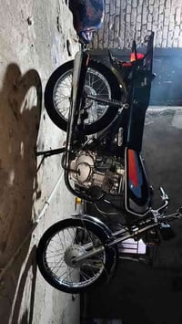 دراجه للبيع الشاصي  مكفول المحرك شلامجه    ولبقي كله سيد خلدون  السعر ...