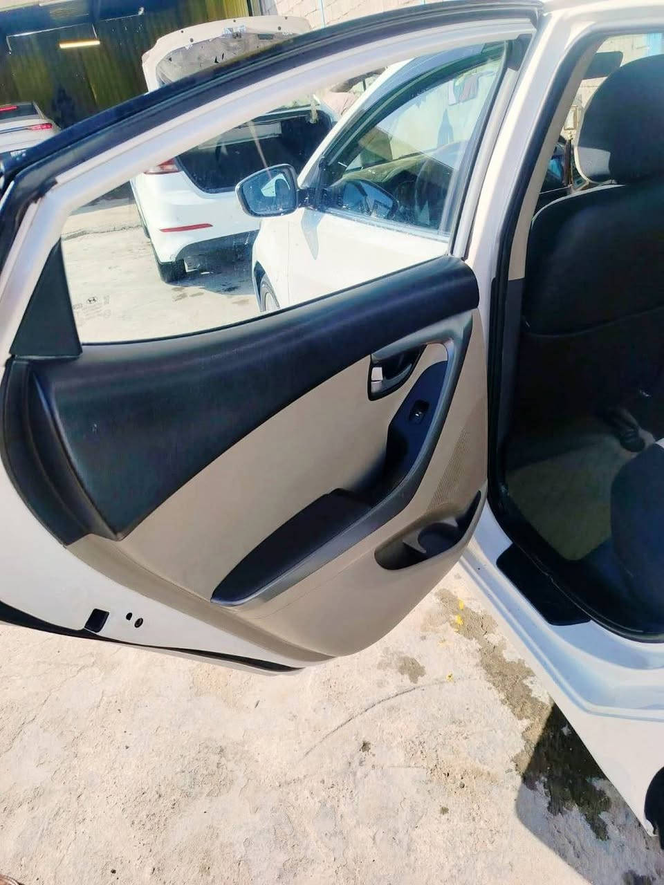 السلام عليكم النتره موديل 2015خليجي للبيع كفاله عامه عدا بس الجاملغ صبغ بدون دواخل
كير مكفول 
محرك مكفول 
حداديه جديده
تخم تاير جديد 
السياره فول مواصفات 
فتحه بلقماره 
اشاير بلمري +مري شفط
تحكم ستيرن 
كامره دواره +شاشه 
دواخل لونين اسود+بيجي
دشبول صاجي 
مكان السياره نجف رقمها نجف 
للاستفسار عن السعر الاتصال ع الرقم***********
