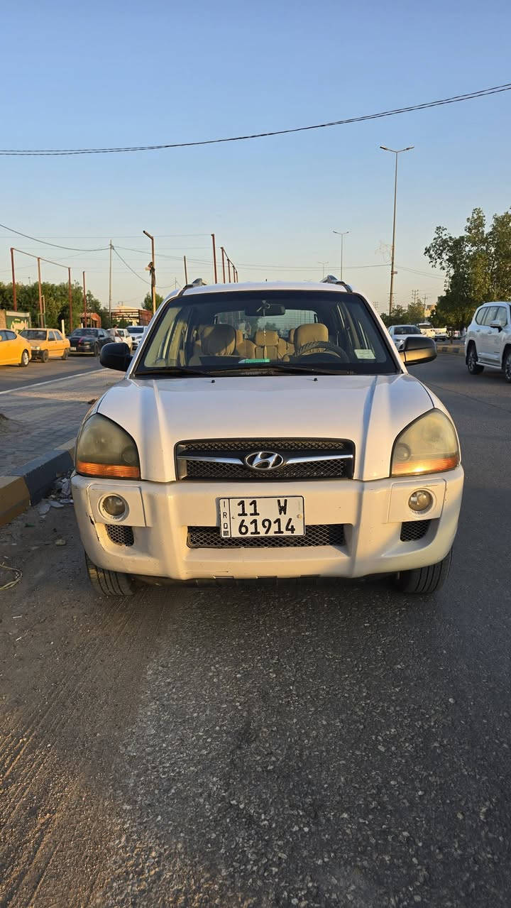 توكسان ٢٠١٠ خليجي 
محرك دوش 
كفالة عامة 
محرك نظيف 
حدادية نظيفة 
دواخل نظيفة 
سيارة تخبل وجاهزة من كل شي 
لعبتها طريق الشمال 

السعر ١٢٥ 
مكاني الديوانية / مداور ثاني يوم 
***********
