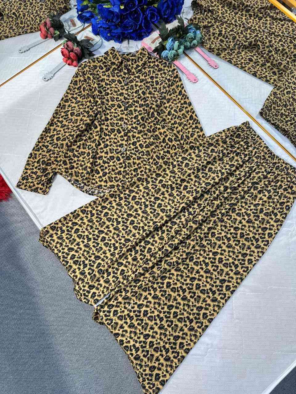 الكولكشن الصيفي  يبداً من هنا 📍

طقم  مليان ستراس حرير  قطعتين خامة ايروبين ناعم 

 
قياس:38-40-42-44-46-

كوالتي عالي الجودة للضمان الفحص بحضور المندوب 

 توصيل جميع محافظات العراق 🇮🇶


**إذا كنت صاحب هذا الإعلان وتريد حذفه لأي سبب، رجاءا أرسل رسالة إلى الدعم الفني**