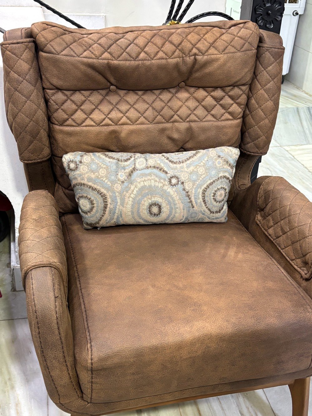 صالون أنيق ومريح يتكون من كنبة كبيرة وكرسيين، مصنوع من الجلد البني ومزود بوسائد مريحة. التصميم مثالي لغرفة المعيشة ويضفي لمسة جمالية وعصرية. في حالة جيدة جدًا وقليل الاستخدام.