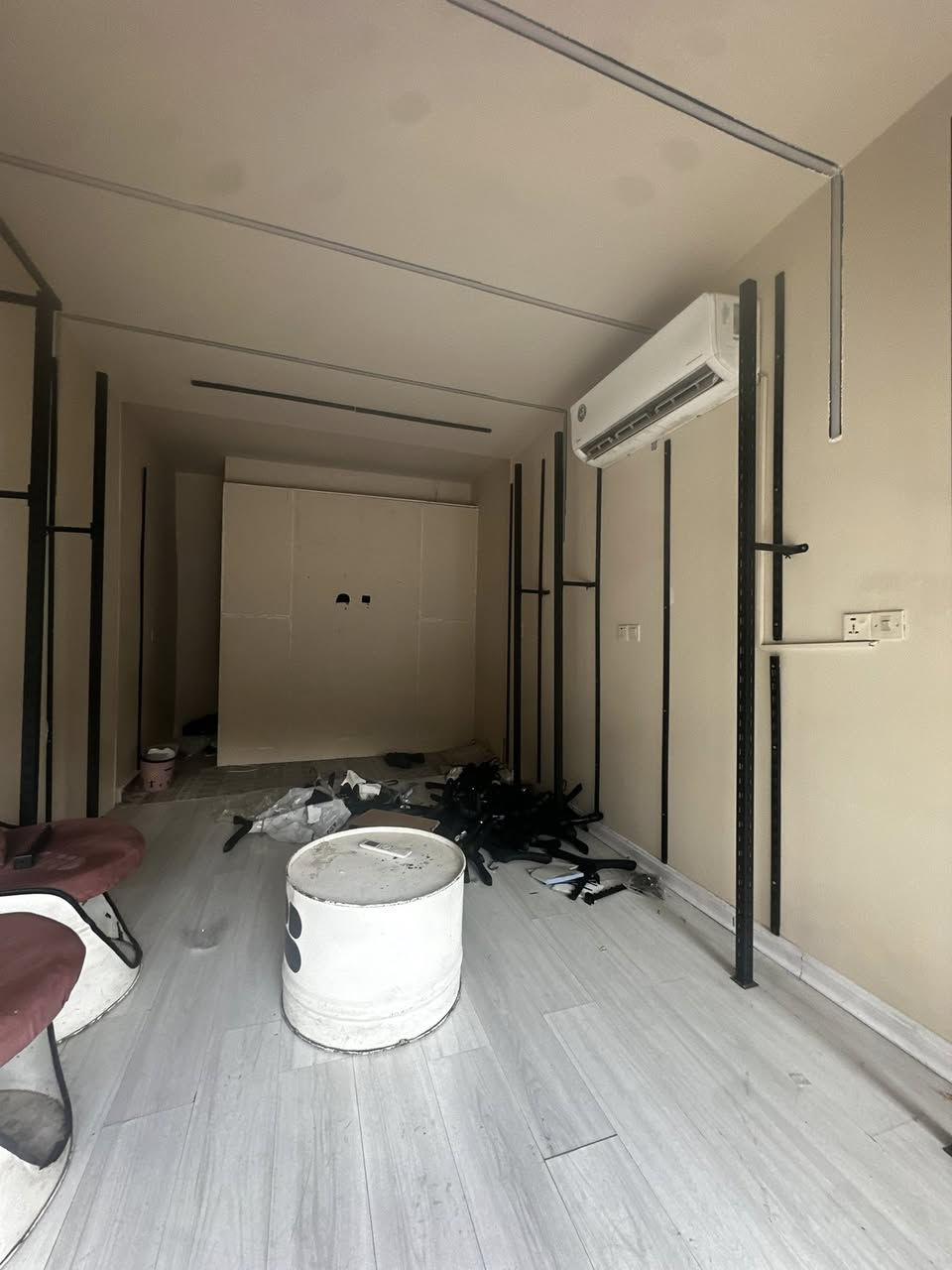 متوفرة ستاندات مستخدم قليل نضافة فول
سجج و دنك و رفوف و هواي سوالف 
قيم و اخذ 
٦ دنك
٢٠ سجة
١٥ حرف سي 
٤ رفوف 
تعاليك و تشكيلات بالستاندات هواي
ابيعهن شلعه او قطع 
مكان بغداد حي تونس 
***********
