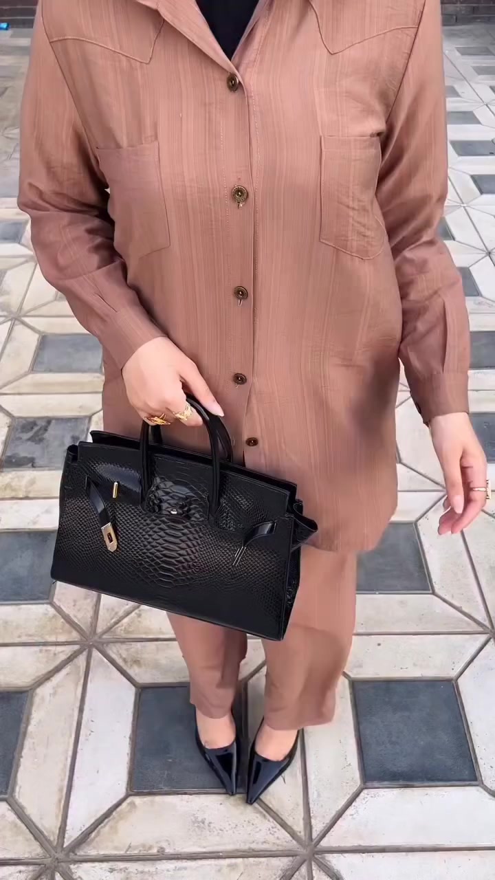 سوت لنن ✨
التصميم: قصة "موديست" (Modest) طويلة وواسعة، توفر لكِ الحشمة الكاملة مع لمسة عصرية.

القماش: خامة ناعمة تمتاز بتجزيعات طولية خفيفة (Ribbed texture) تعطي مظهراً أنيقاً وتوحي بالرشاقة.

الراحة: تصميم مريح جداً يسمح بحرية الحركة طوال اليوم، مع بنطلون بخصر مرن ليناسب مختلف الأجسام.

تنوع الألوان: متوفر بمجموعة ألوان شتوية/خريفية دافئة (الأسود الملكي، الزيتوني، البيج، والقهوائي) لتختاري ما يناسب ذوقك.🤍

#اكسبلور #explore #trend #ملابس_نسائيه #العراق


**إذا كنت صاحب هذا الإعلان وتريد حذفه لأي سبب، رجاءا أرسل رسالة إلى الدعم الفني**