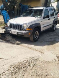 للبيع جيب م وديل ٢٠٠٥ أمريكي بيه صبغ حك شبر سياره نضيفه محرك ٦سلندر سع...