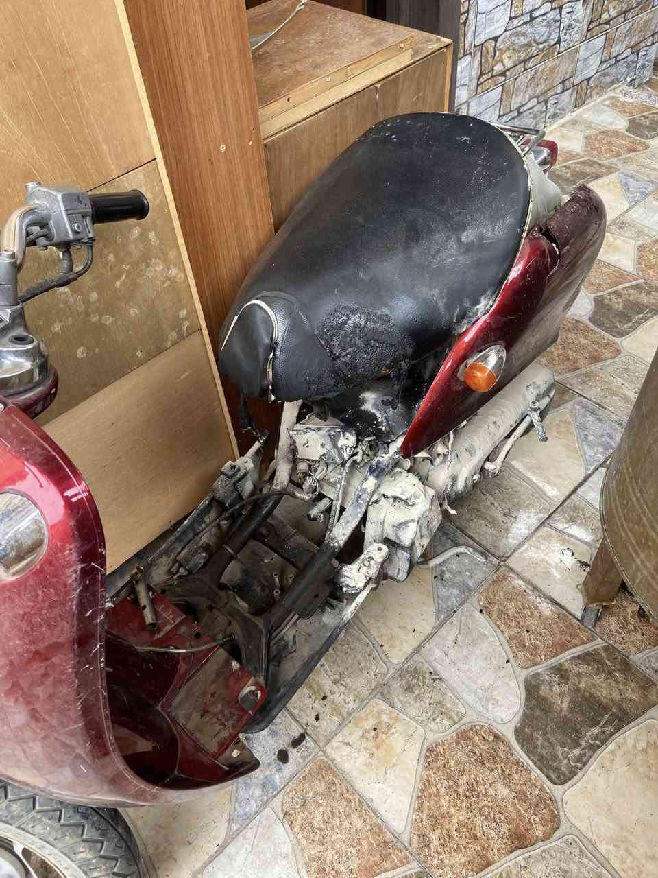 عبد الحليم محرك نشط بشرط انطي وشغال بس بارحه صديقي اشاقه وياي بجداحه واحتركت شويه بس مابيها مصرف هواي  شي على شي ذب عليها ٣٠ الف اني طلعت من عيني دراجه واريد ابيعها على وضعها كفرات كامله موحوجوده وعندي هم زايدات غير لون انطيهن ويا سعرها (150)  جماعت ٧٥و١٠٠ لتجون رجاءا مكاني تسعين***********)
