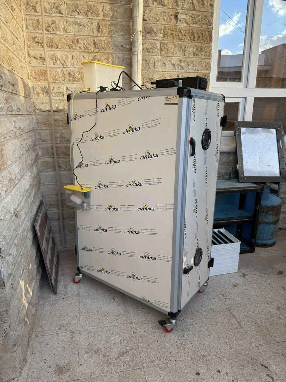 للبيع مفقس بيض أوتوماتيكي 500 بيضة – صناعة تركية 🇹🇷
مفقس بيض أوتوماتيكي 100% من شركة Cimuka جيموكا التركية المعروفة بجودة صناعتها.

🔹 السعة: 500 بيضة دجاج
🔹 يقبل بيض بأحجام مختلفة (رومي، بط، أوز، سمان حسب الصينية)
🔹 تقليب أوتوماتيكي كامل
🔹 تحكم رقمي بدرجة الحرارة
🔹 توزيع حرارة متوازن بمراوح داخلية
🔹 هيكل ألمنيوم معزول يحافظ على ثبات الحرارة
🔹 يعمل على كهرباء 220 فولت
🔹 نظيف وجاهز للعمل مباشرة
مستعمل وجبتين فقط ونسبة النجاح 95%
📍 الموقع: الموصل حي الحدباء
💰 السعر: 1,500,000 دينار عراقي (قابل للتفاوض بالمعقول)

الجهاز عملي ومجرب ونتائجه ممتازة، مناسب للمشاريع الصغيرة والمتوسط
للتواصل على الماسنجر او على الرقم ***********
