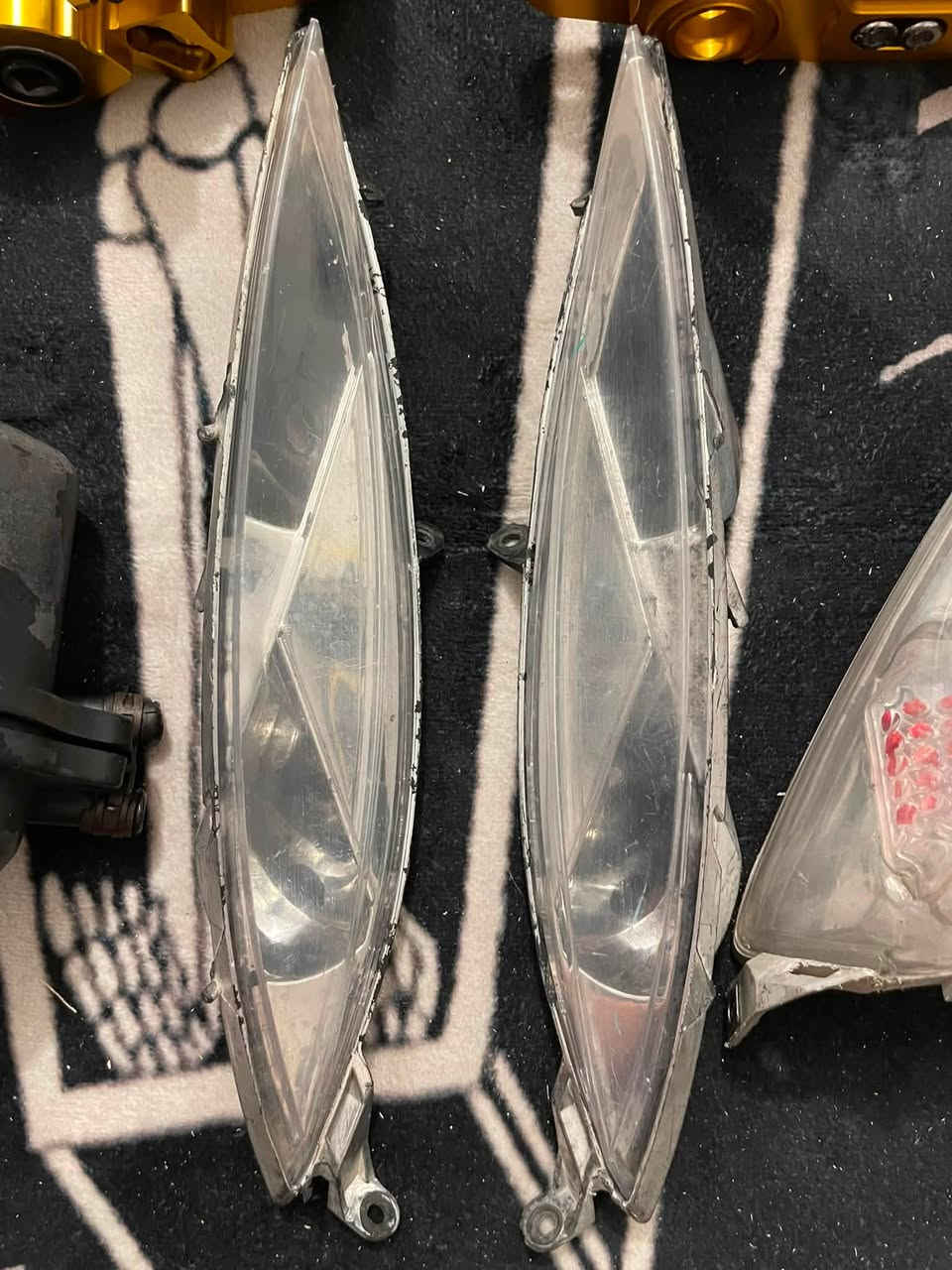 السلام عليكم
كفرات موشمه و بيهن عدسه متغيره
ويل عنكبوت احمر بلادي
شوته 4 ولفتت اصليه هيه و الراصطه
كلجات مال حاويه
اشاير و بك لايت شفاف اصلي 
مكاني بغداد توصيل ماكو 
***********♥️

