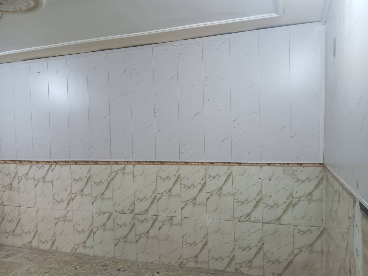 بيت الإيجار حريه الأولى فرع مطعم بابا عن مساحه ٦٥ متر عكاده بس نظيف جدا غرفتين وصاله ومطبخ وحمام وتواليت طابقين وسطح جاهز من كلشي مطور ماء وتانكي وخط مولده *********** واتساب
