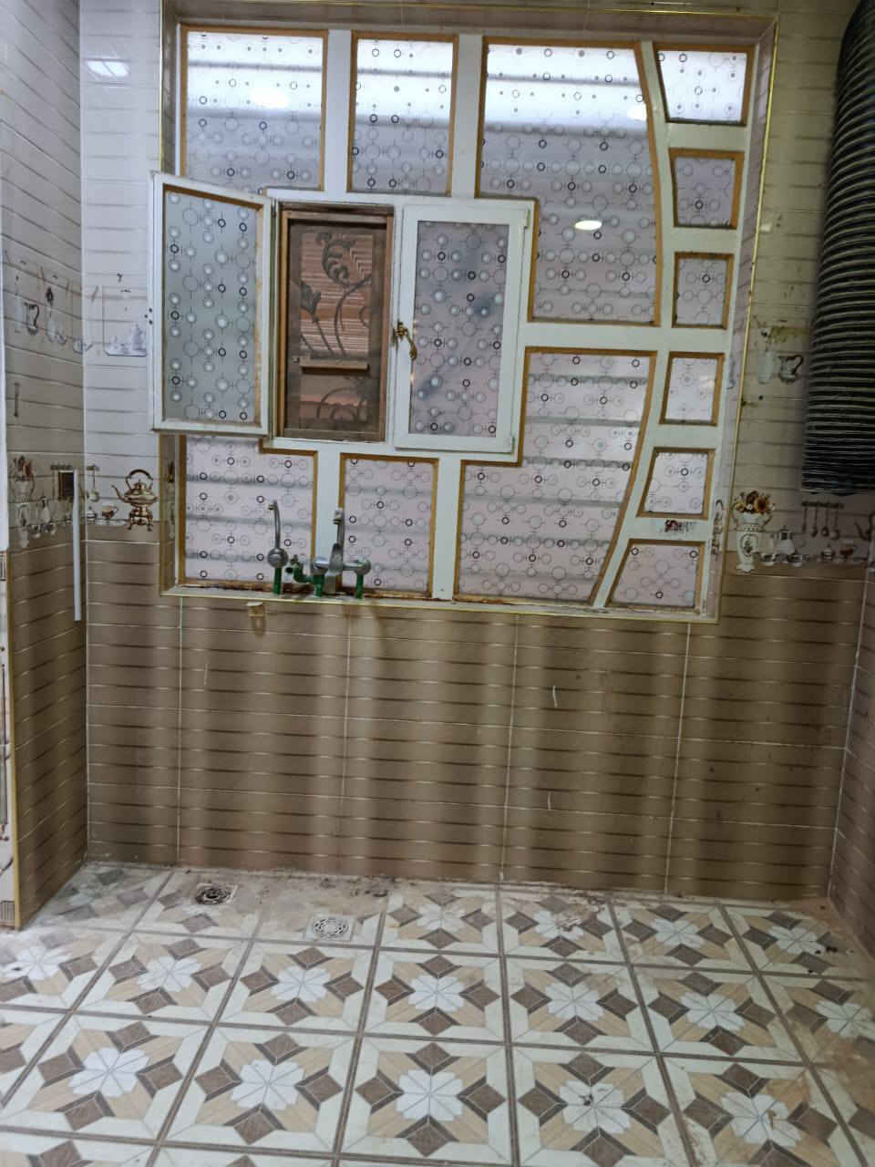 بيت ١٠٠ متر للبيع حي النداء منطقة 58طابق واحد غرفة وصالة ومطبخ وساحة بيت بدون استقبال قرب المدرسة الوردية 75مليون للاستفسار الاتصال على رقم صاحب البيت ***********   البيت موضح بالصور مكلف بالنشر غير متواجد بالفيس
