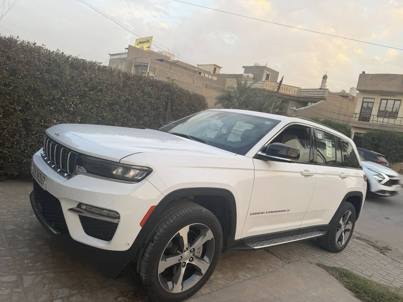 ديل: 2024 (خليجي)
العداد: 23 الف كيلو
المحرك: 3.6 لتر 6 أسطوانات (V6)
القوة الحصانية: 293
عزم الدوران (نيوتن-م): 352
ناقل الحركة: اوتوماتيك 8 سرعات
الضمان 3 سنوات أو 60،000 كم (ايهما أولاً)

المواصفات:
*نظام دفع رباعي 4X4 متطور
*فتحة سقف بانوراما
*الصندوق كهربائي بخاصية البصمة
*ويل المنيوم قياس 20 انج
*شاشة التحكم الرئيسية لمس بنظام Uconnect 5 بقياس 10.1 انج مع نظام ملاحة
*شاشة القيادة الرقمية بقياس 10.25 انج
*رادار تفاعلي مع خاصية التوقف والانطلاق
*تحذير النقطة العمياء
*تحذير الخروج عن المسار
*نظام المحافظة على البقاء فى المسار
*خاصية المساعدة على التوجية فى التقاطعات لتفادى الحوادث
*حساسات امامية وخلفية
*كاميرات 360 للرؤية المحيطية
*المرآة الداخلية مزودة بشاشة لعرض الكاميرا الخلفية
*نظام مانع تصادم خلفى
*نظام القيادة شبه الذاتية
*مقصورة الركاب من الجلد الفاخر
*المقاعد الامامية مبردة ومدفئة
*المقاعد الخلفية مدفأة
*مقعد السائق والراكب كهربائي
*مقعد السائق ذاكرة
*نظام ابل كار بلاى و اندرويد اوتو لاسلكي
*نظام صوتي فاخر 9 سماعات من ALPINE
*دخول ذكي (بصمة)
*نظام التشغيل عن بُعد
*مصابيح أمامية أوتوماتيكية مع مصابيح نهارية وكشافات ضباب LED
*نظام التحكم التلقائي في الضوء العالى
*دواسات جانبية
*ماسحات زجاج أمامي حساسة للمطر
*شاحن هاتف لاسلكي
*انماط قيادة متعددة رياضية وللطرق الوعرة
*وسائد هوائية أمامية متعددة المراحل ووسائد هوائية جانبية ووسائد هوائية أمامية/خلفية.
*نظام التحكم الإلكتروني بالثبات.
***********
