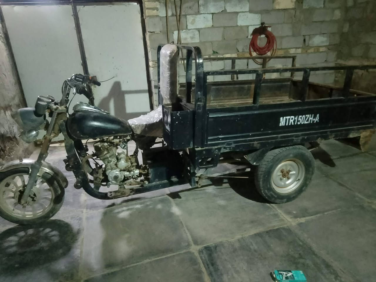 السلام عليكم عندي ستوته ام تيار موديل 2013اصوليه رقم ابيض وسنويه عظم مكينه 24الحيم قليل بلركبه السعر 800وبيهه مجال ***********
