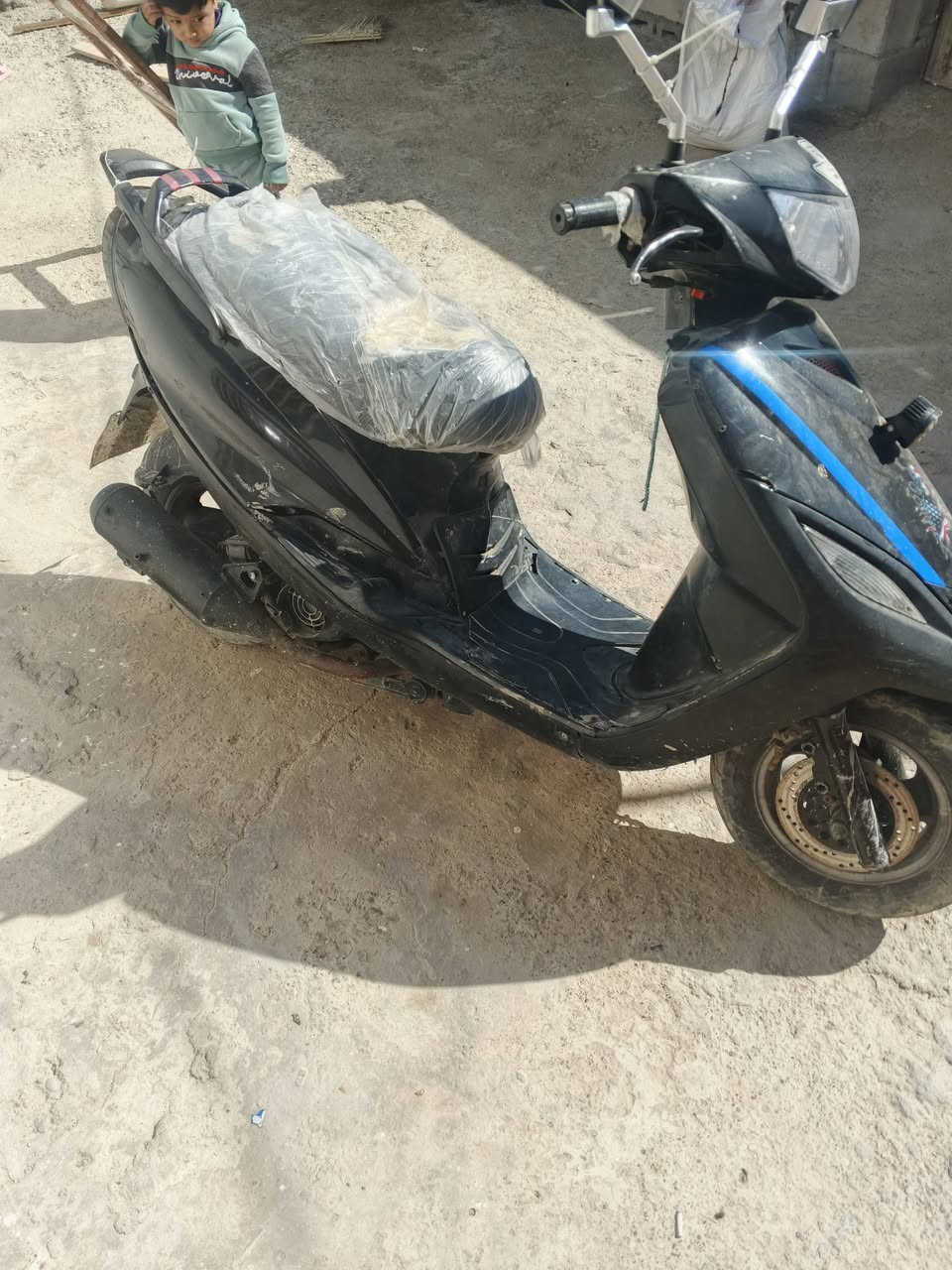 السلام عليكم شباب هاي دراجة للبيع السعر ٢٠٠وبيهة مجال للشراي وهاذ الرقم ***********
