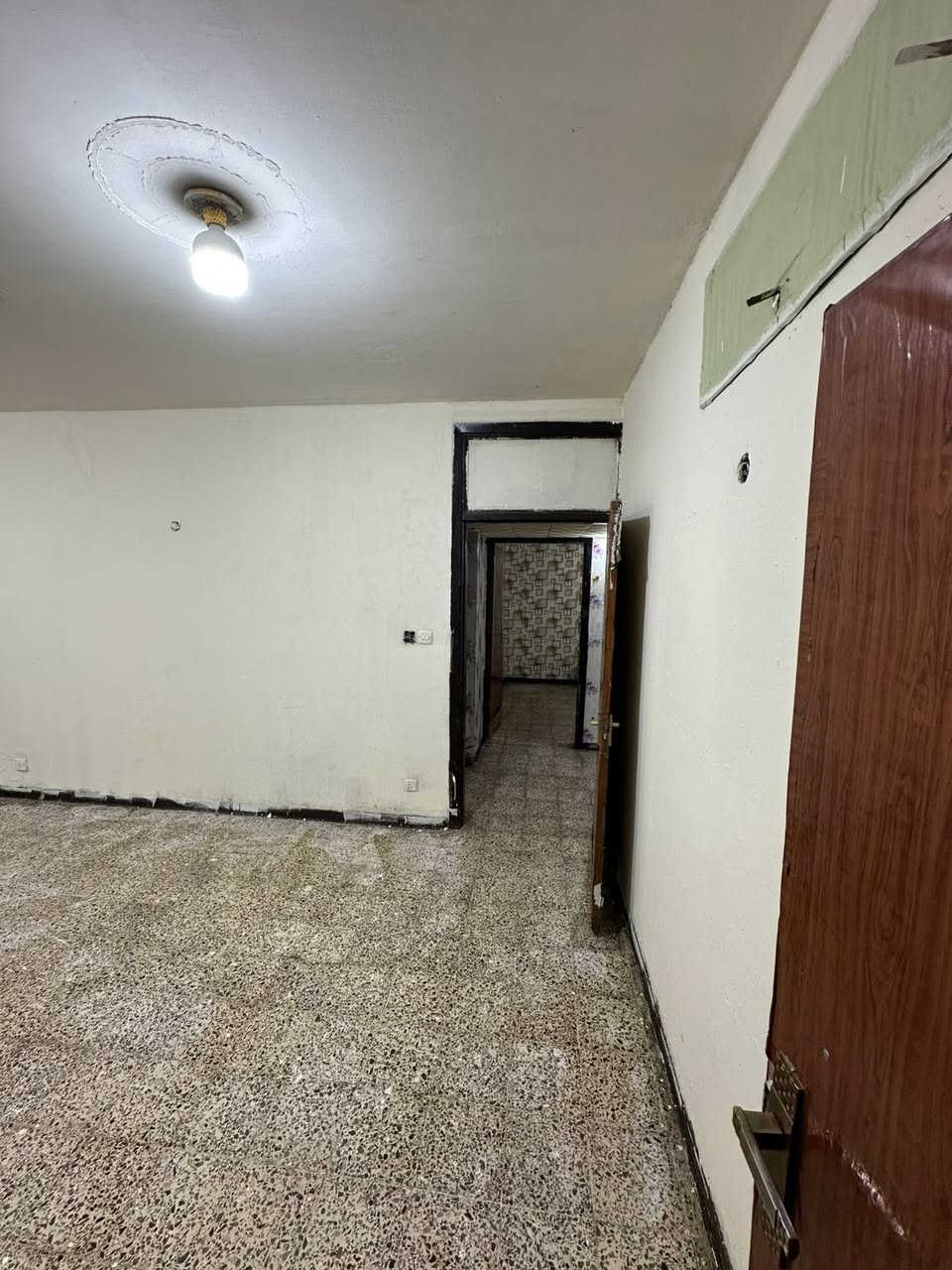 شقه للبيع في مجمع القعقاع مقابل حي الموظفين
طابق ثاني عماره رقم 8 
تتكون من غرفتين نوم صاله مطبخ صحيات مناور تحتاج ترتيب بسيط السعر 25 وبيها مجال بسيط تفاصيل اكثر 
***********
***********
