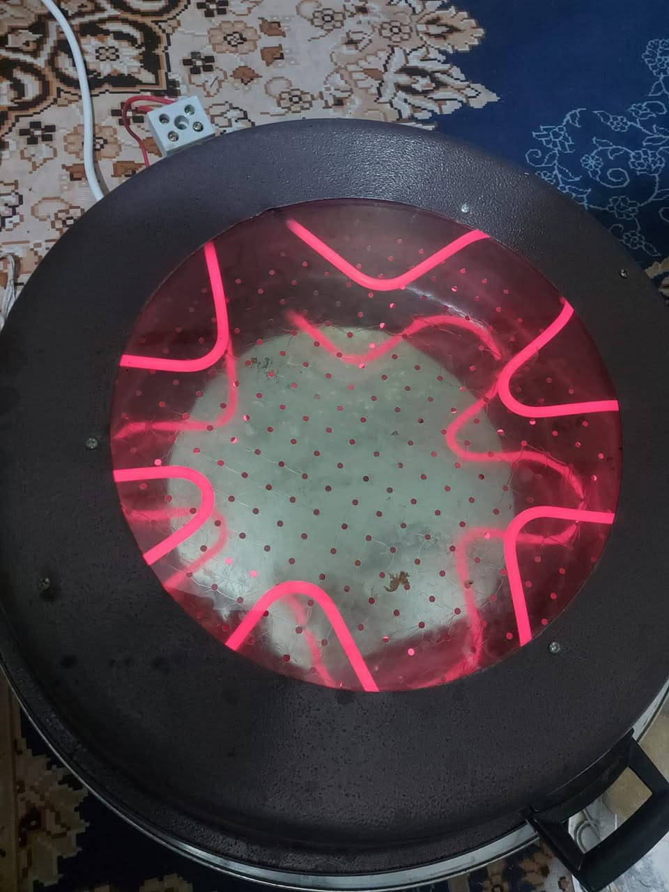 السلام عليكم للبيع فرن وتنور كهربائي (دبل هيتر) من ماركة "لؤي" المعروفة، الجهاز بحالة ممتازة وجاهز للاستخدام الفوري. يتميز بجودة تصنيع عراقية وعناصر تسخين (هيتر) تركية الصنع لضمان أفضل أداء..
المواصفات الفنية (حسب الصور المرفقة):
النوع: فرن وتنور كهربائي بنظام "دبل هيتر".
بلد الصنع: صنع في العراق.
المكونات: مزود بهيتر تركي وكبل قياس 4 ملم مع عوازل كفوءة.
الحالة: مستعمل (نظيف جداً وشغال كما موضح في الصور).
تفاصيل البيع: 
ماخذة: 35,000 دينار عراقي وبي مجال
سبب البيع: عدم الحاجة للجهاز حالياً.
.
الي حاب يشتري مراسله او الإتصال على هذا الرقم...***********
