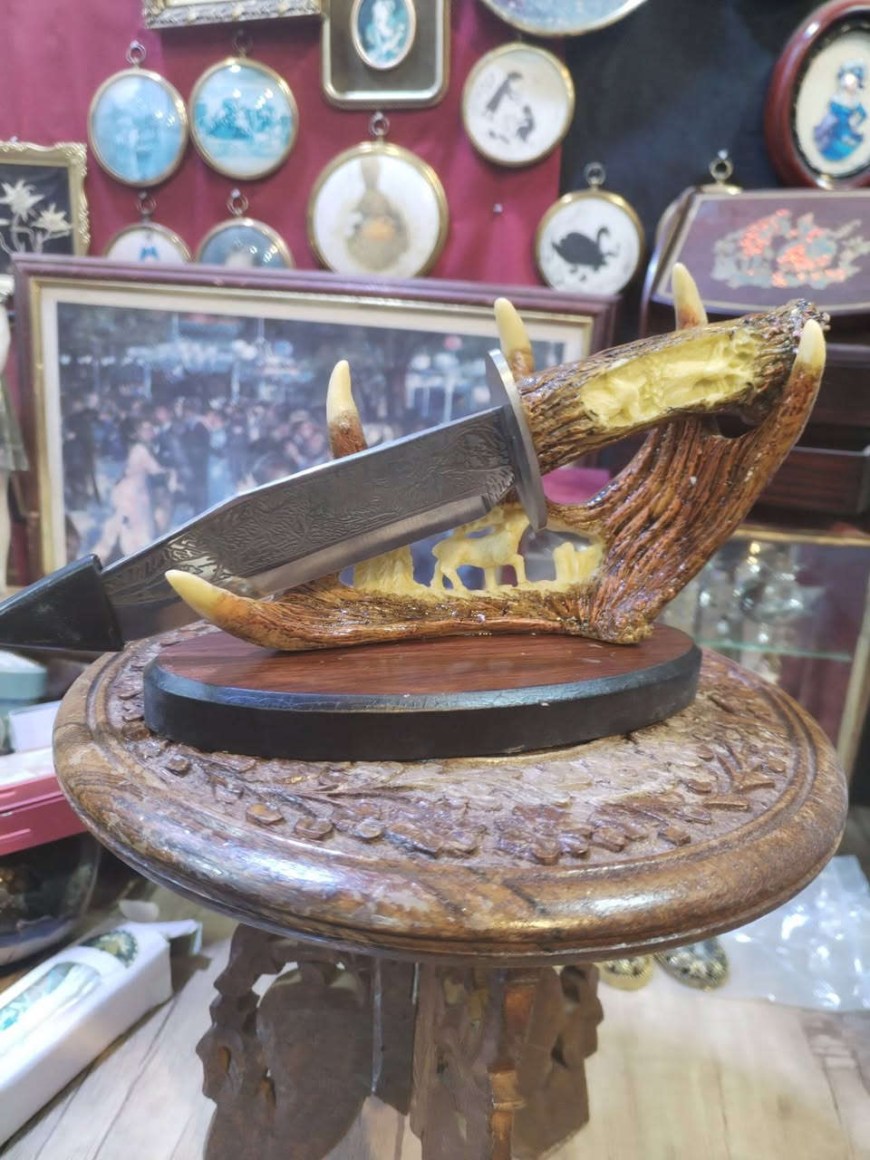 سكين صيد  مع قاعدة من قرن غزال مصنوع من مادة البولي ريزين.
تحفة فنية رائعة تتميز بشفرة من الفولاذ المقاوم للصدأ ، ونقوش دقيقة ومزخرفة بشكل حرفي على الشفرة والمقبض، وقاعدة من قرن غزال منحوت بشكل متقن
التفاصيل بالفيديو والصور 🌹🌹


**إذا كنت صاحب هذا الإعلان وتريد حذفه لأي سبب، رجاءا أرسل رسالة إلى الدعم الفني**