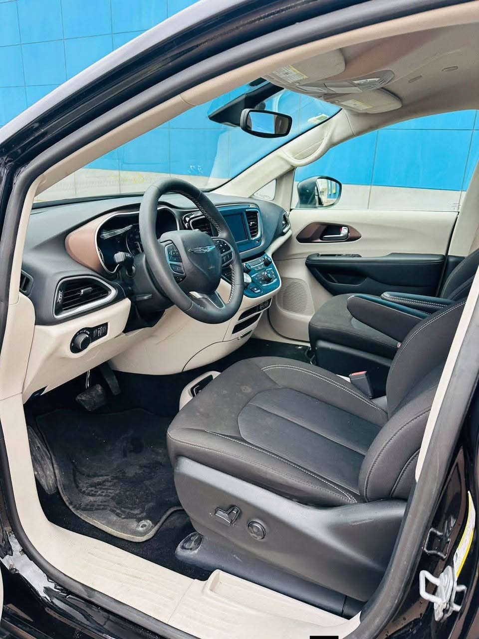 كرايسلر فيوجر 2020 للبيع..    حادثها بأمريكا ابواب سلايت ومبدلات بلاديات  وجاملغ امامي وخلفي السيارة فول ماعدا الفتحة. تحكمات  سلايت 
كشن كهرباء  تبريد 6 قطع  رقم السليمانيه   صور حادثها  موجودة  تحب تسوي سونار  عادي  سوي تريد تحويل تريد وكالة.   للعلم عليها غرامات 13$  
اذا انت تدفعهن ينزل من سعرها وإذا اني ادفعهن اراعيك بيها شي قليل.   السعر.     173$
*********** السليمانية, العراق
