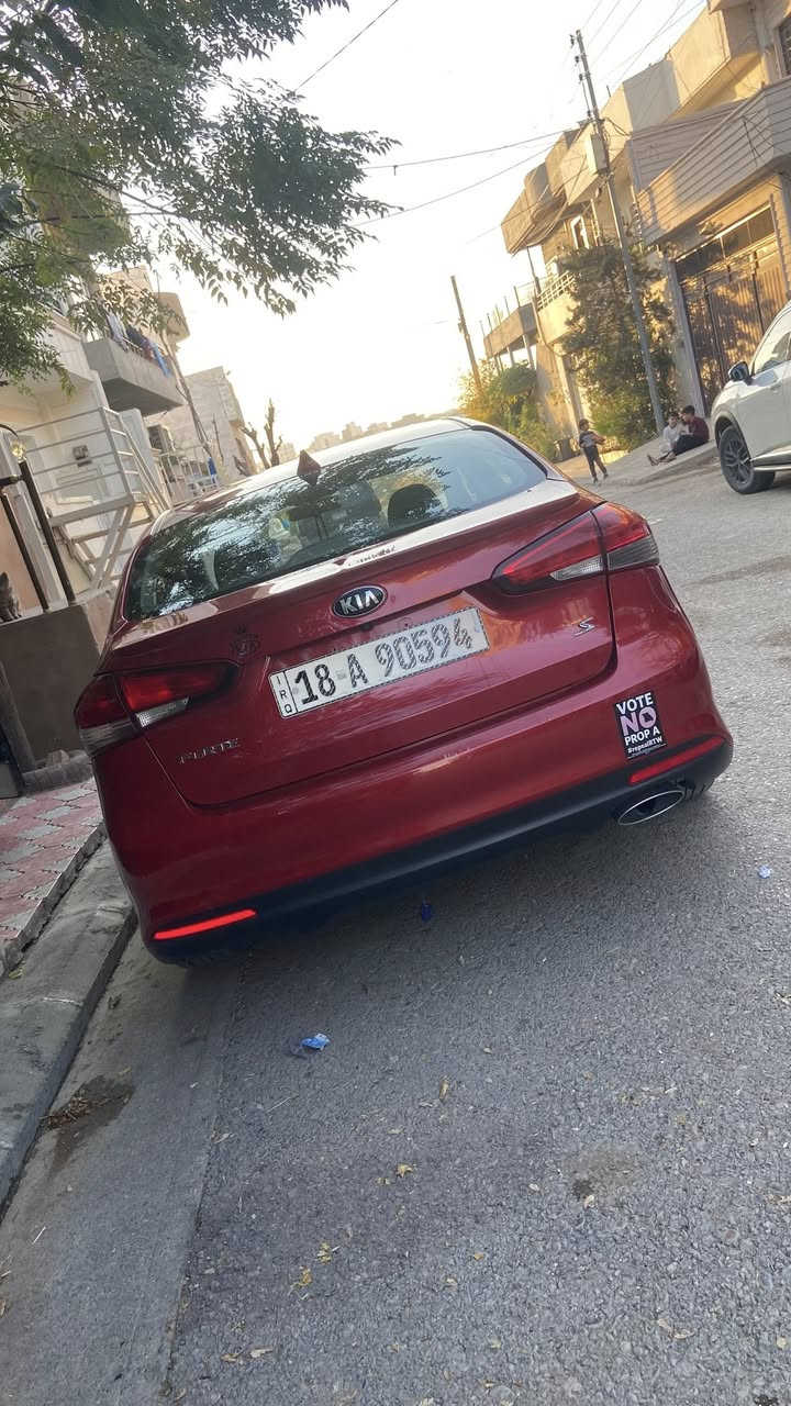 السلام عليكم…للبيع كيا فورتي 
"موديل 2018" 
حادثها : 
اجت بي من امريكا بس بنيد و بأمريكا هناك مبدلين جاملغ عكس السايق امامي و باب مصبوغة كلير والمحرك مفتوح كازكيت فقط  
رقم بابل انگليزي السيارة بإسمي سنوية لحد 2030
السعر / 105 و بيها مجال قليل 
للاستفسار عالرقم / ***********و
