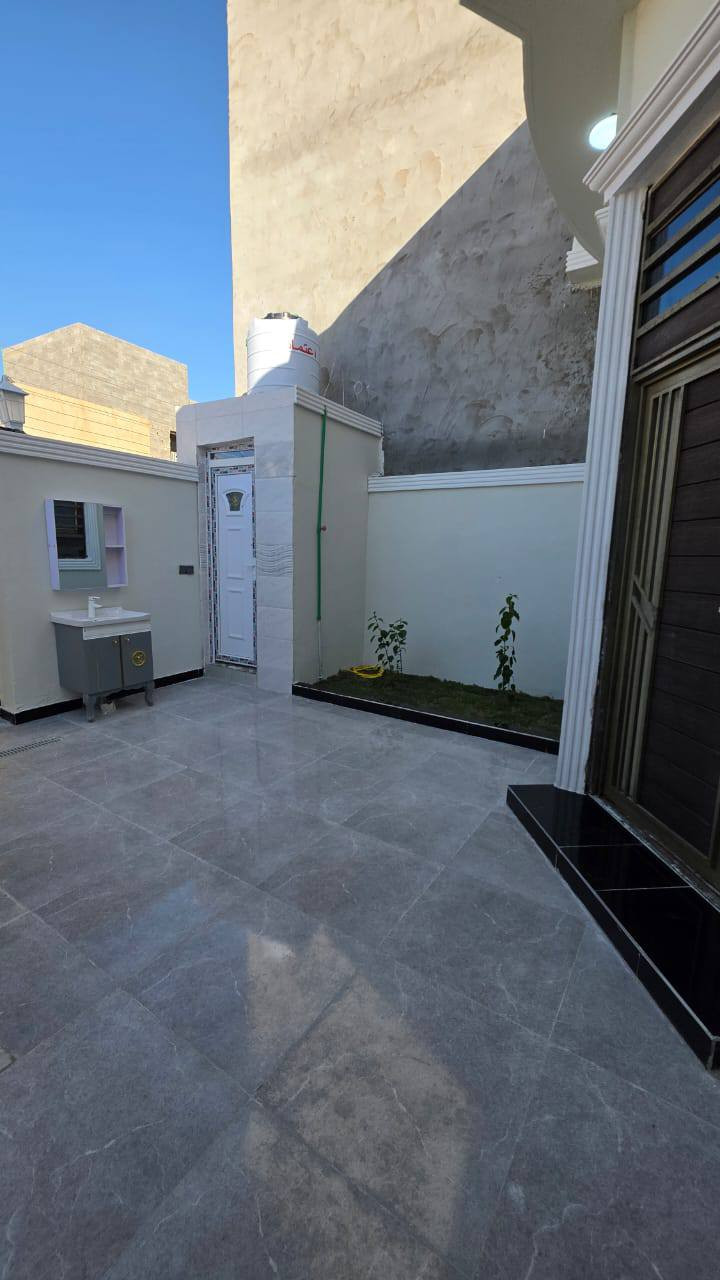 #اسعد_الله_أوقاتكم_بكل_خير ***********
دارين  سكن للبيع ⛪️ بسعر بلاش 
بيوت حلوه مرتبه 

#مساحت كل بيت 150متر  بناء حديث بعده بل جيس

#يحتوي البيت على غرفتين نوم 
و ديوان 
و صاله 
و مطبخ 
و صحيات داخلي و خارجي و كراج سياره 
بيت كلش مرتب 

كافه الخدمات متوفره 

#جنس_العقار :: طابو صرف زراعي بأسم عراقي سند ٢٥ 

البيوت علا شارع مقرنص 10 متر 🛣️

#العنوان ابو الخصيب  طريق سيد حامد قرب مدينة الاندلس السكنيه

سعر كل بيت 88مليون  و بي مجال 
#للاستفسار الاتصال على الهاتف 📞📳
📳((***********
