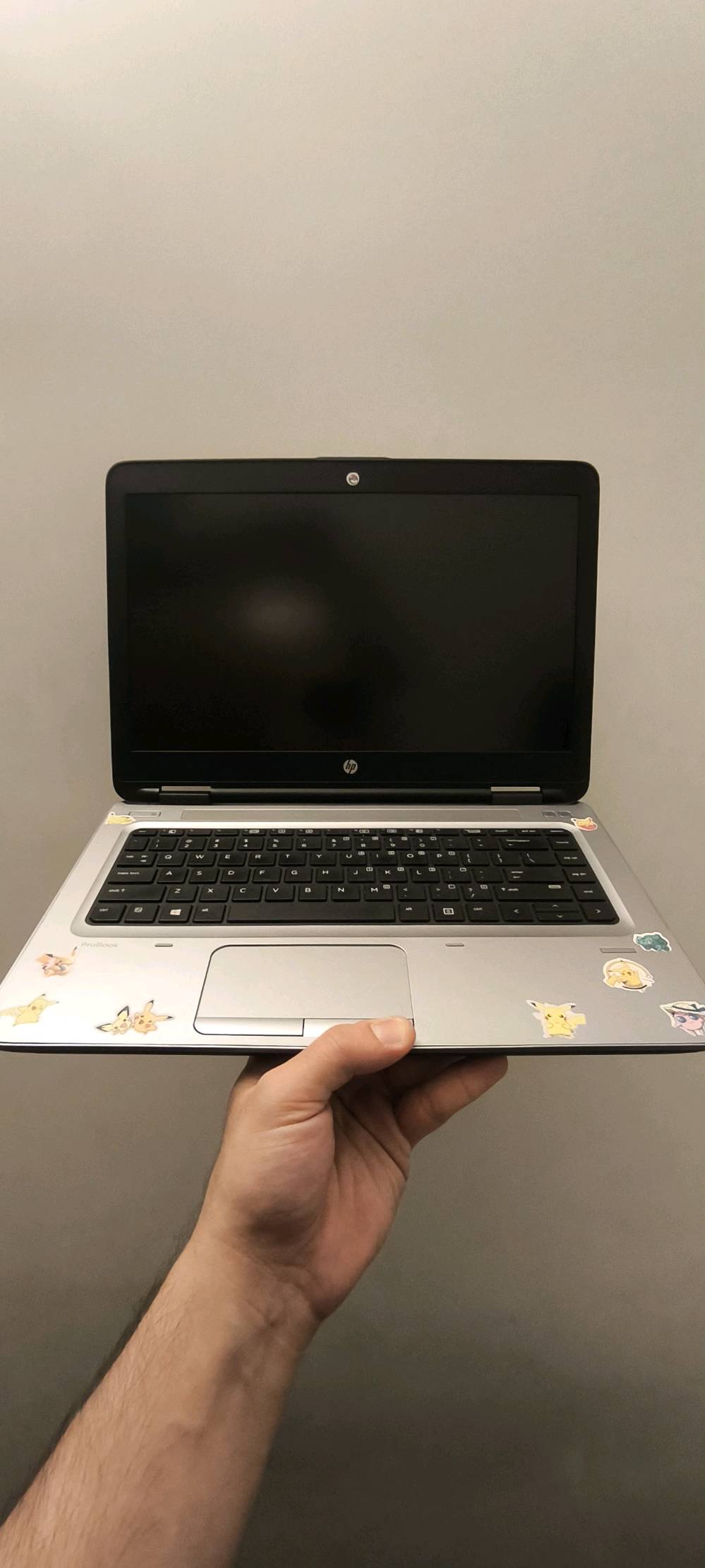 لابتوب hp probook 640 g2 
معالج i5 الجيل السادس 
كرت شاشة داخلي 
رام 4 كيكا نوع DDR4 
هارد سريع نوع SSD SATA حجم 120 كيكا و يمكن اضافة هارد ثاني للجهاز
بطاية اللابتوب جيدة استخدام ساعة الى ساعة و نصف
الجهاز بحالة جيدة مع وجود ملاحظة موضحة بالصورة
