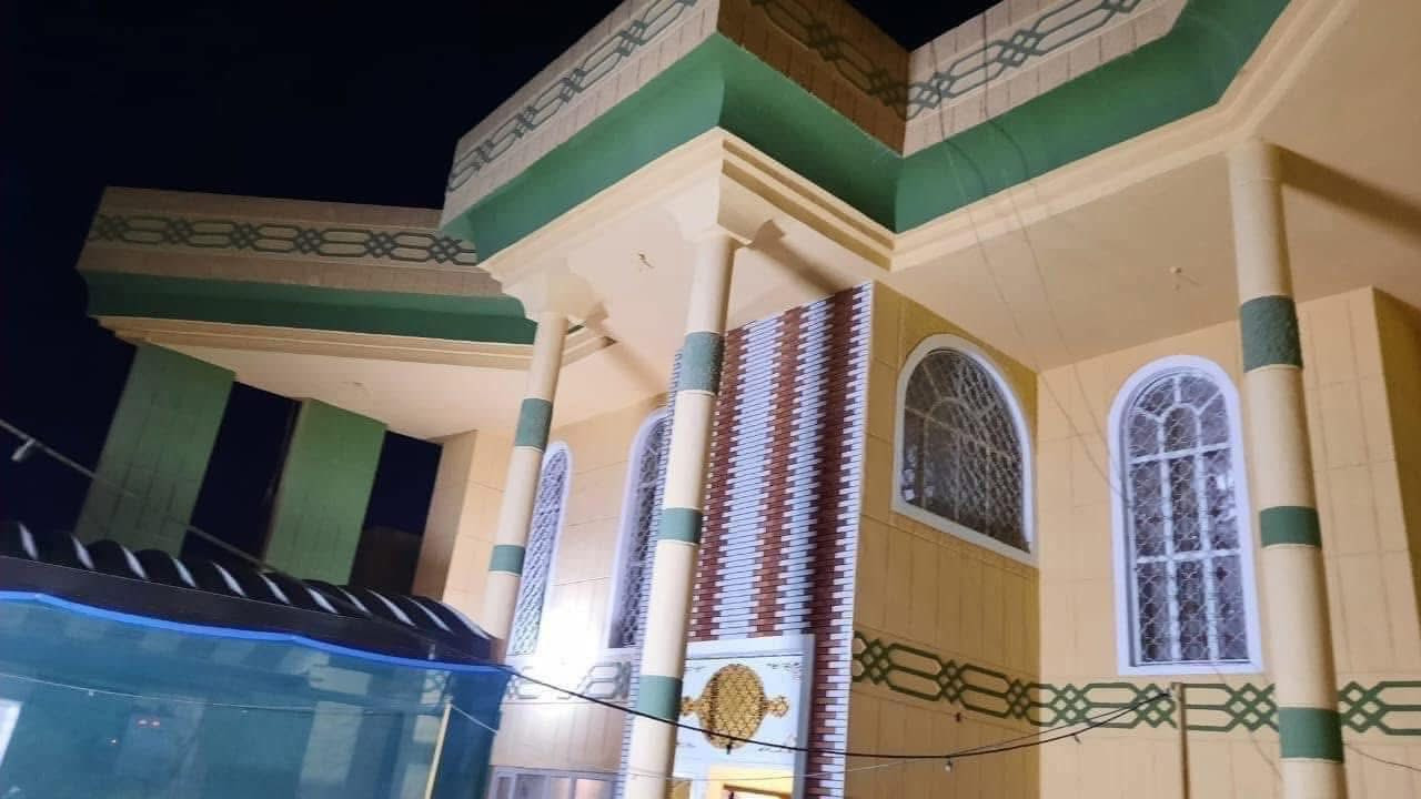 ⭕️تسلسل: 1047
🏚دار للبيع 🏚 دار للبيع 🌹على بركة الله🌹

🔹العنوان: الفلوجة حي الشهداء الاولى المنطقة الواقعة خلف متوسطة القدس
📍نوع الملك : طابو صرف سند
📍 شارع: ١٠ م
📍المساحة بالسند  = ٣٣٧.٥ م٢
📍المساحة واقع الحال تقريباً : ٣٥٠ م٢
🔹الوجه  =١٧ م ونزال= ٢٠.٥ م
🔹بناء طابوق الثمانينيات ومرمم حديثاً

🟡الدار مشيد من طابقين ويحتوي الطابق الاول على 
غرفتين نوم وصالة ومطبخ حار+بارد وهول واستقبال وصحيات داخلية وخارجية وگراج سيارة عدد٢ وحديقة 
🔴مشيدات الطابق الثاني 
ثلاث غرف نوم وصالة ومخزن

✅سعر البيع للعقار: ٣٥٠ مليون دينار قابل للتفاوض 

🟢مكتب دجلة الهندسي للعقارات حي الجولان قرب صناعة الجولان للسيارات مجاور سوبر ماركت الهلال
للاستفسار  الاتصال
‏‭٠٧٥٠ ٦١٤ ٦١٩٠‬
‏‭+٩٦٤ ٧٨٢ ٩١٧ ٤٧٠٨‬
