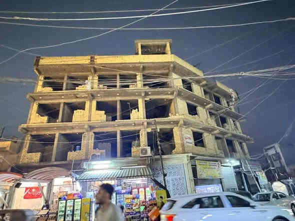 عمارة تجارية للبيع المساحة ٤٣٠ الواجهه ٣١ متر  محلات ٨ وشقق ١٨ المحلات موجرة وارد ٤٧٥٠ والشقق هيكل نضام عيادات مجمع طبي محجوز ١١ شقة  العمارة مصعد شارع تجاري بغداد الجديدة النعيرية فلكة رقم عشرة كروب شركة الكاظمي للاستثمارات العقاريةلبيع وشراء العقار ***********
