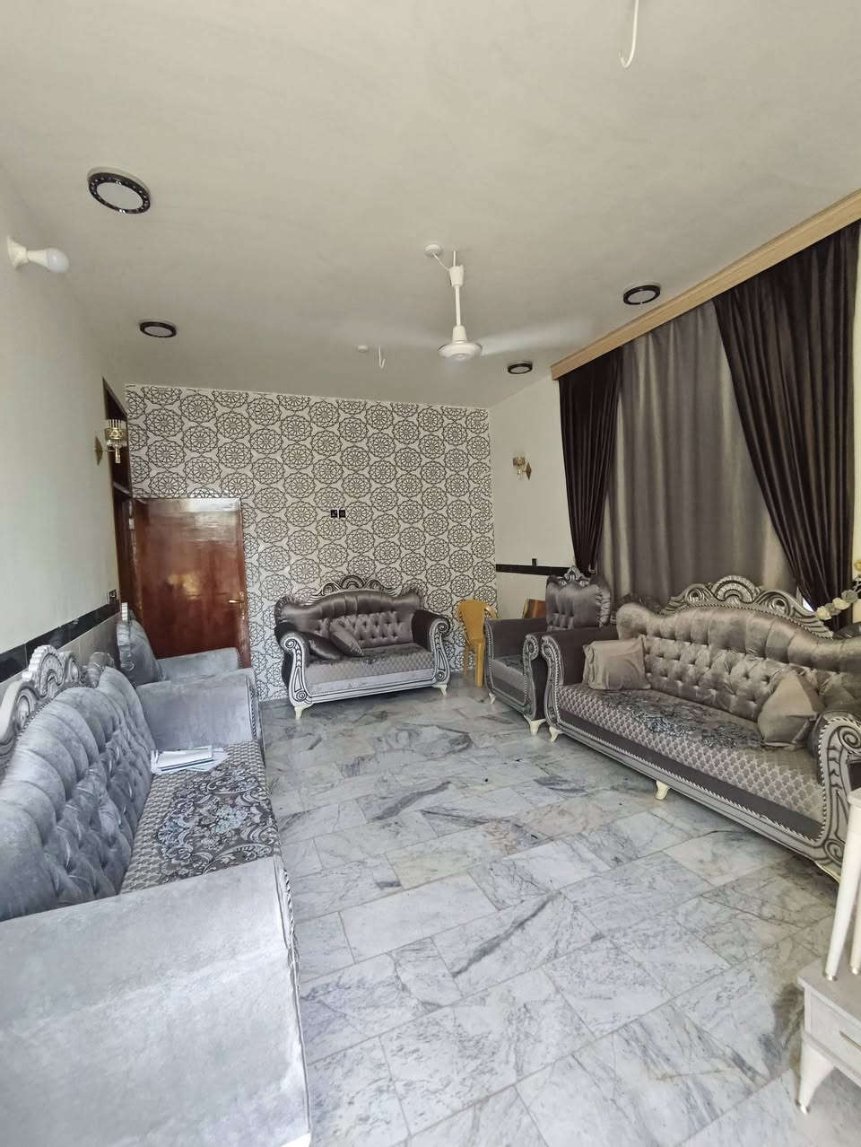 بيتين للبيع في منطقه الغليس 
سند 25
سعرهما 220
مساحه البيتين 550 
مساحه الكبير 200 البناء فقط 
مساحه البيت الصغير البناء  160 
بناء البيت الكبير جديد والثاني قديم
يحتوي البيت الجديد
 على 4 غرف نوم
مطبخ حراري ومطبخ بارد
استقبال كبير
 وهولين 
حوش يتسع الى 3 سيارات 
يحتوي على ممرات كبيره
والبيت القديم
يحتوي على غرفتين نوم 
هول استقبال كبير ومطبخ  وكراج سيارتين
 للتواصل 
خاص او على هذا الرقم
***********
