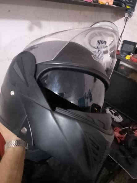 سلام عليكم عندي خوذه للبيع GlkE جديده السعر 50 وبيه مجال العنوان حي سومر شارع  *********** ابو زينب
